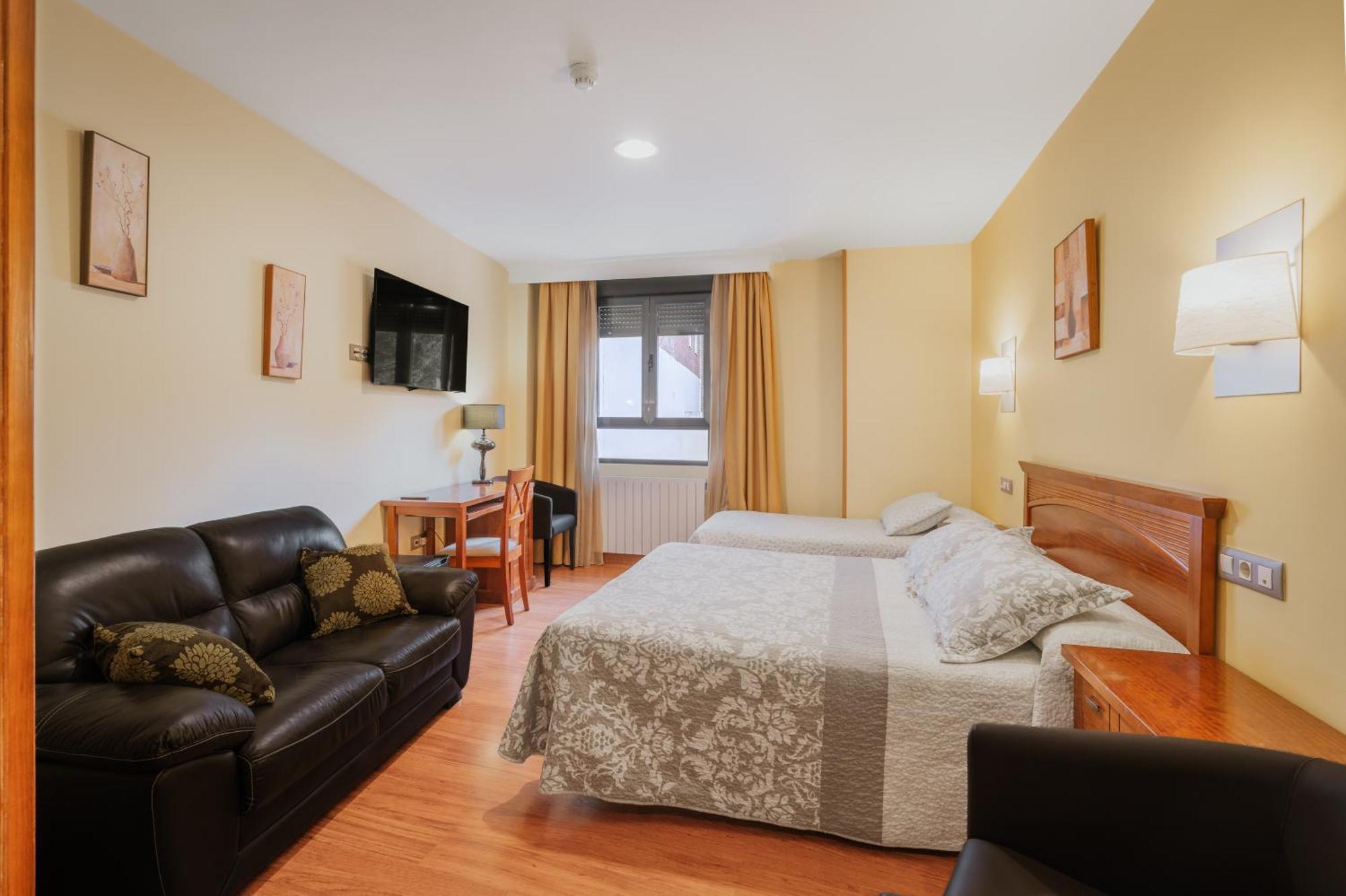 Family Room,1742895747:JPEG