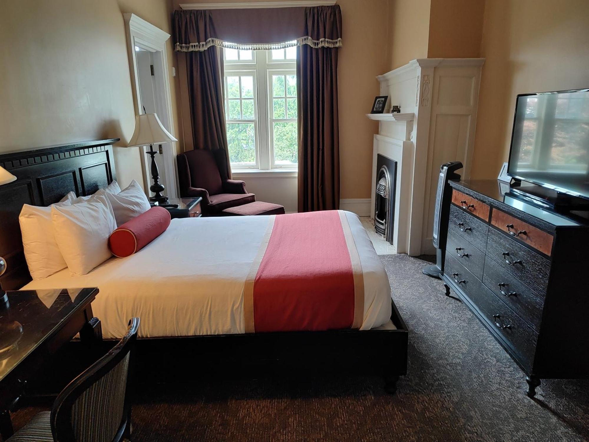 Deluxe Room Queen Bed