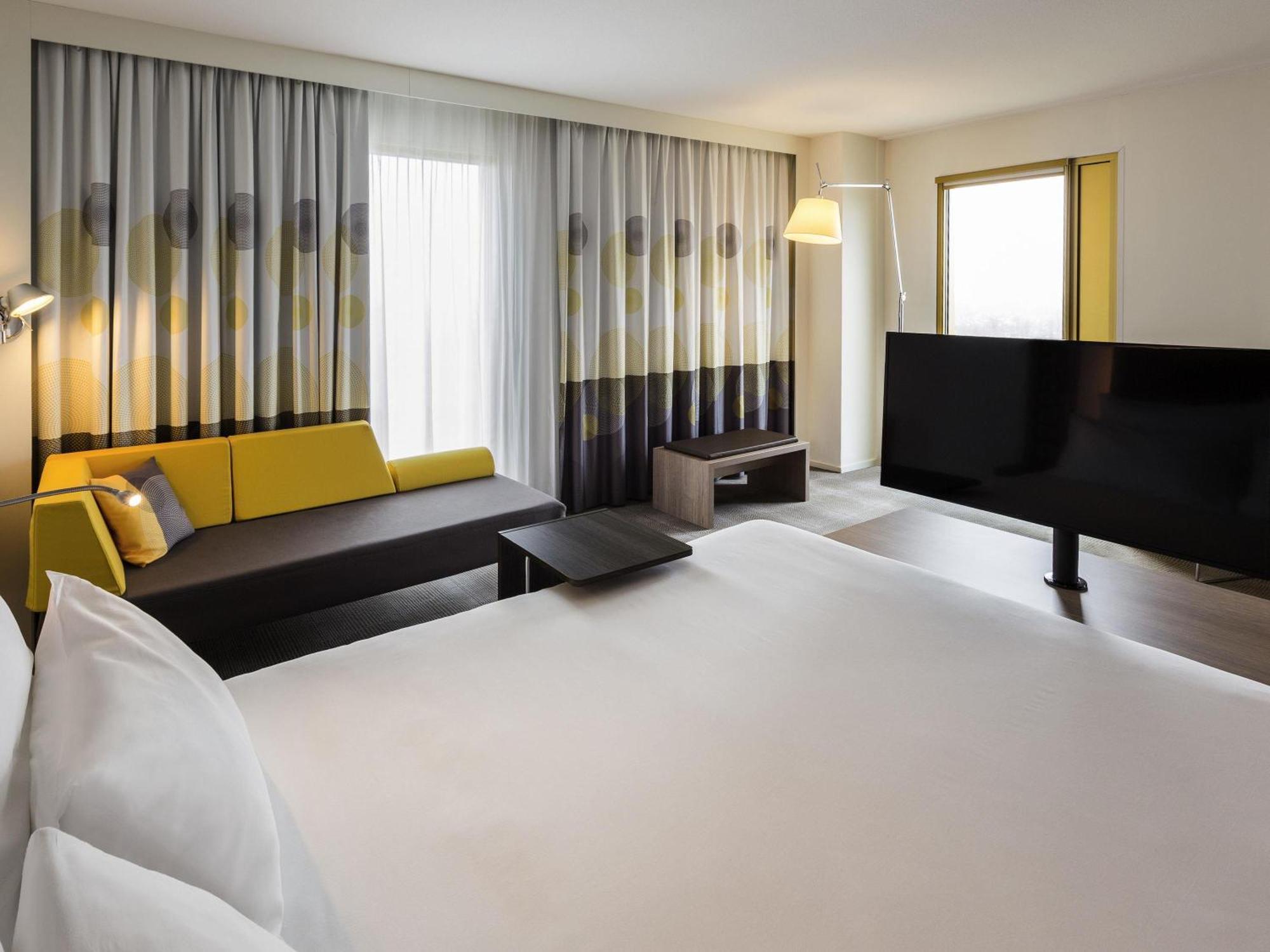 Junior Suite Queen Bed Sofa Bed