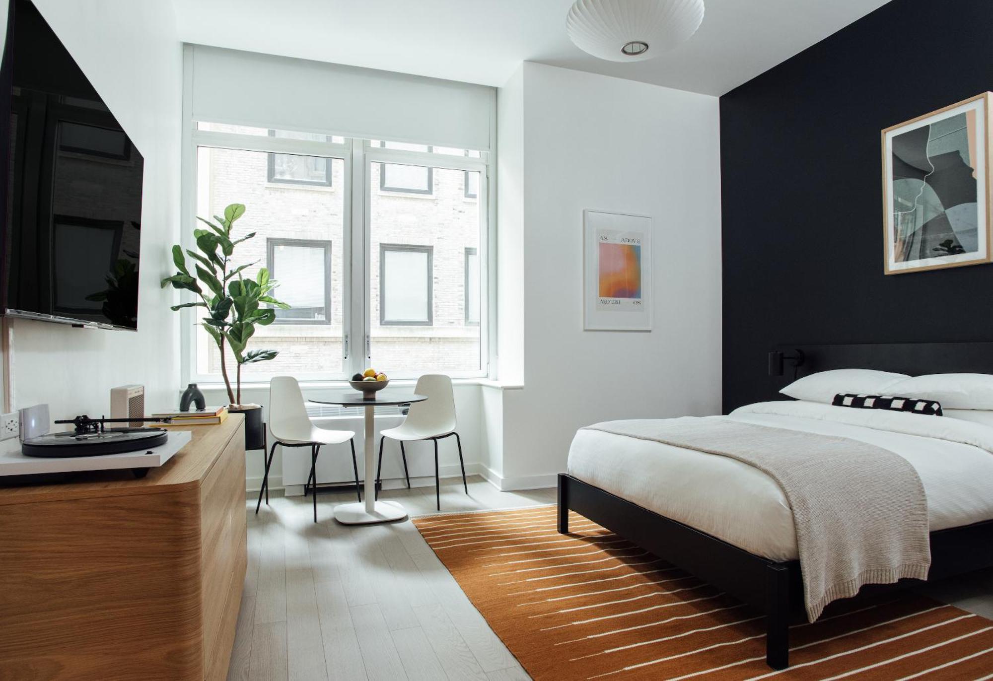 Queen Room 24 or 7 Front Desk