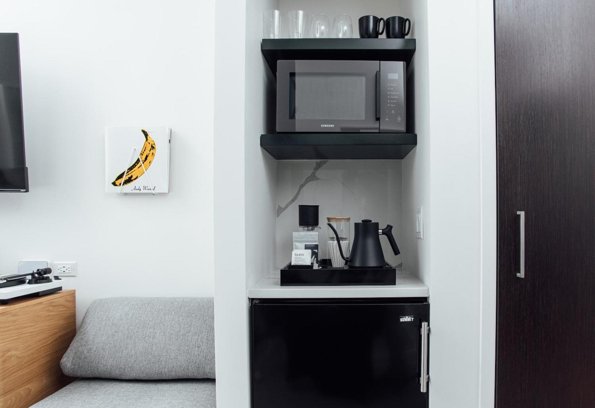 Queen Room 24 or 7 Front Desk