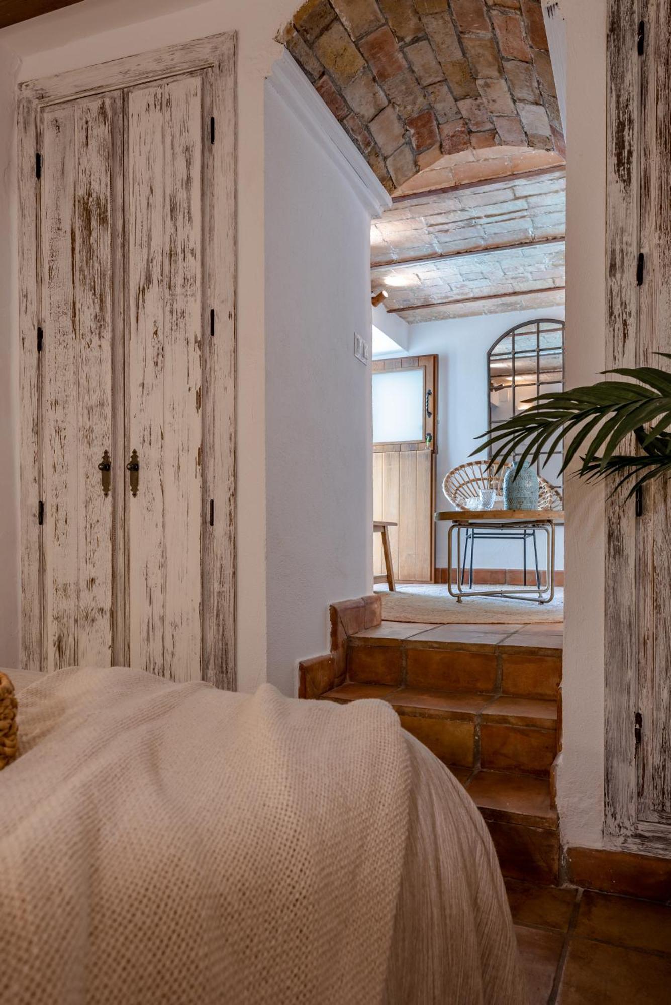 Deluxe Double Room Shower Cave