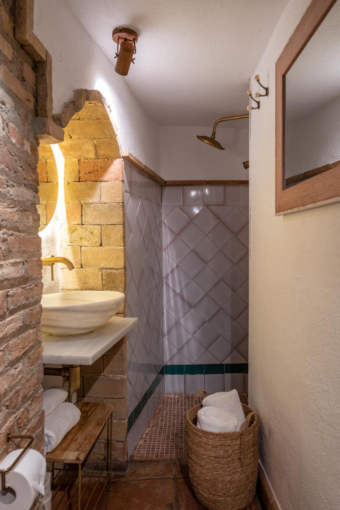 Deluxe Double Room Shower Cave