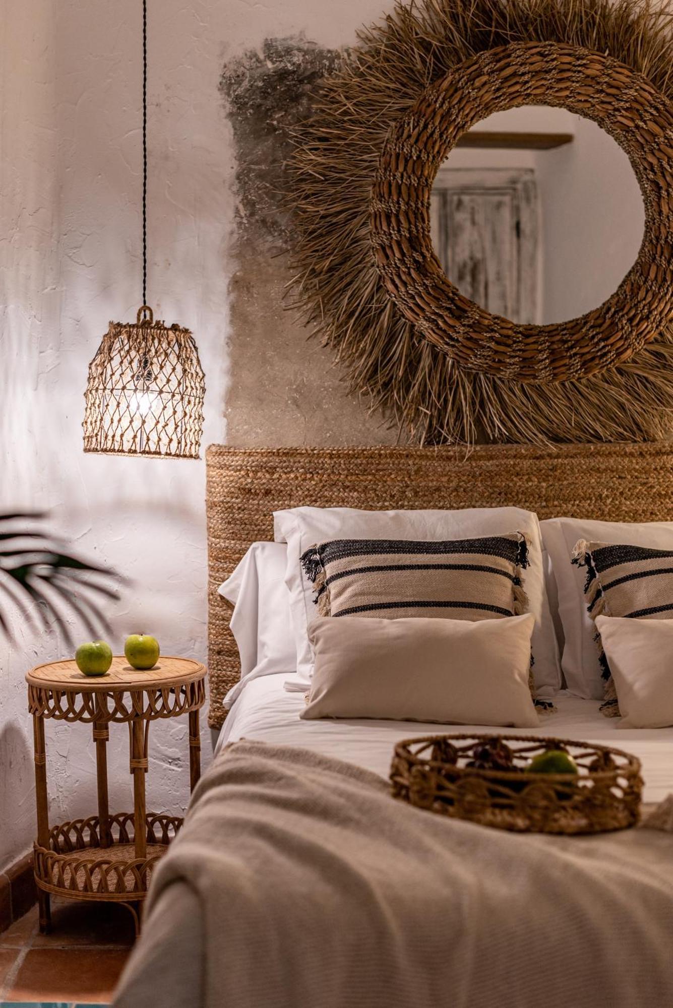 Deluxe Double Room Shower Cave