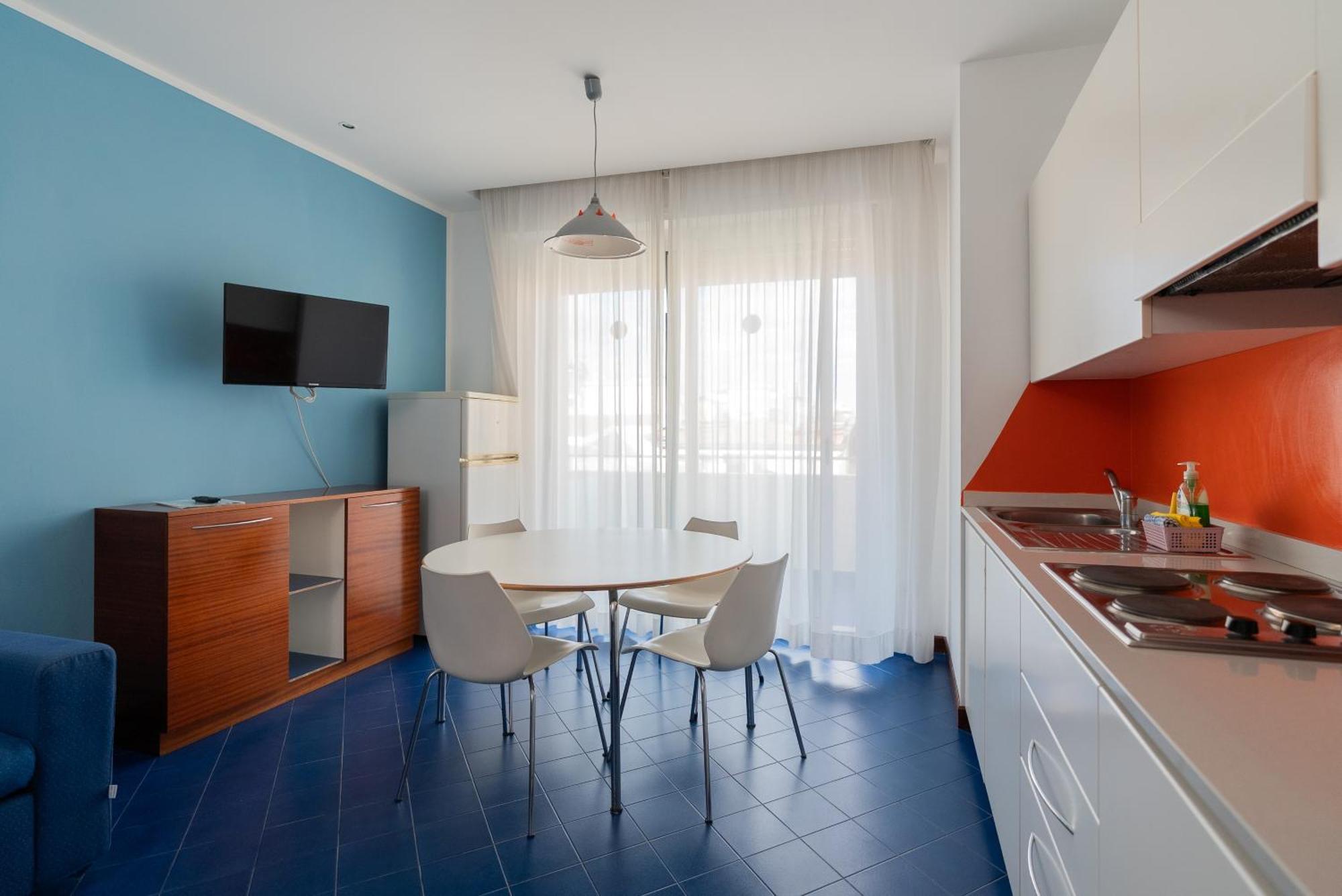 One-Bedroom Apartment Balcony Lateral Sea View