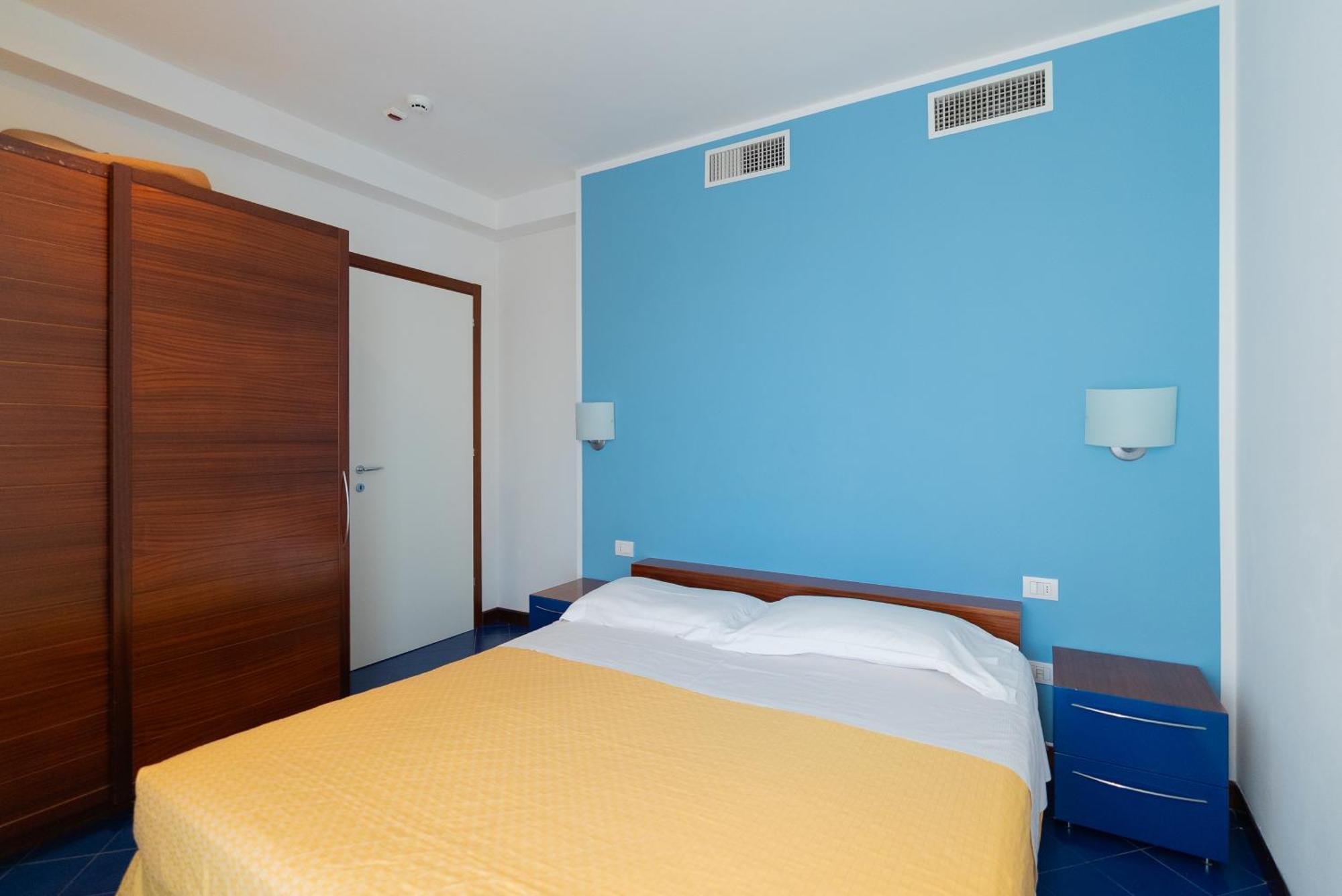 Two-Bedroom Apartment Balcony lateral sea view