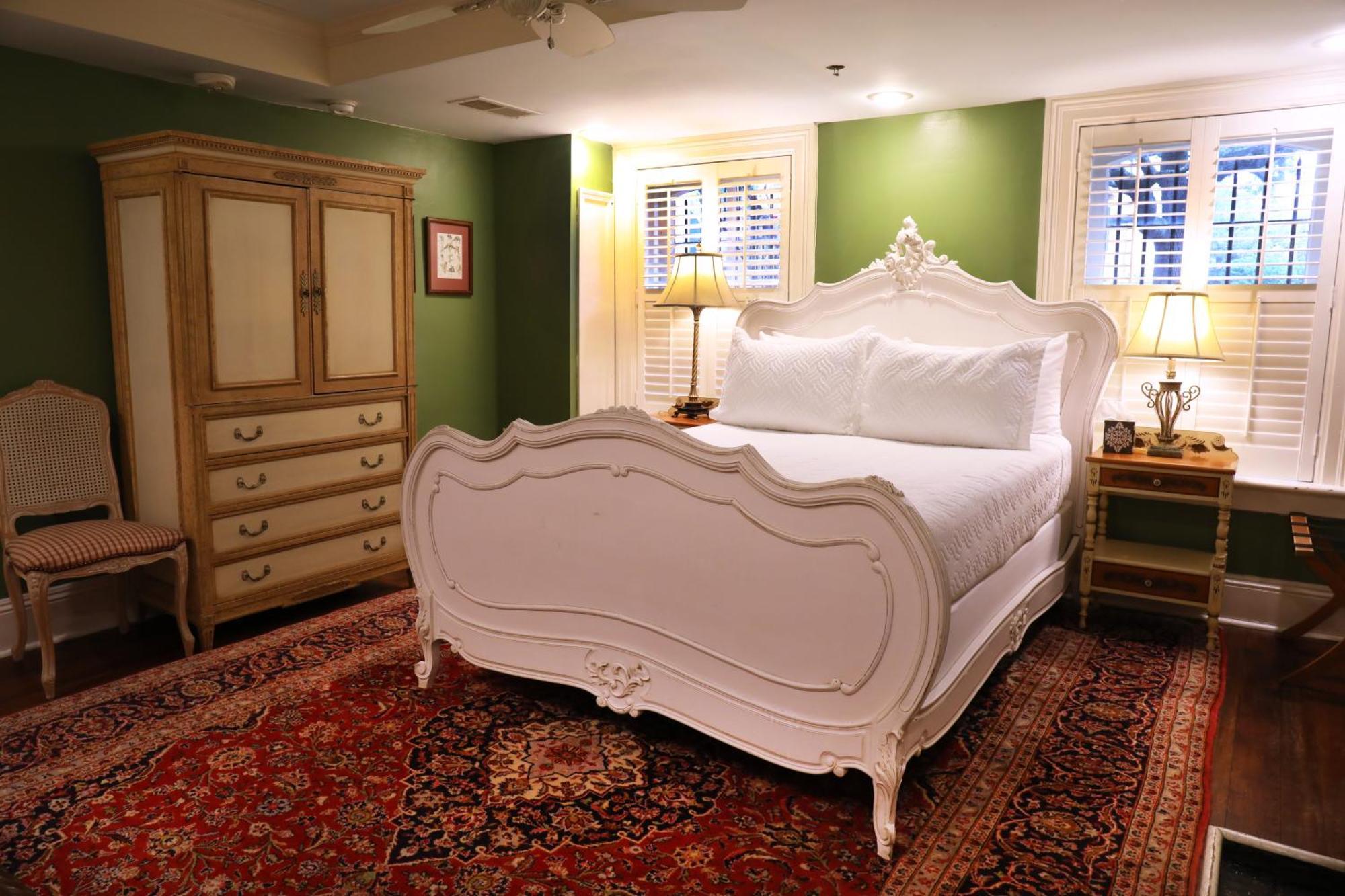 One-Bedroom Queen Suite