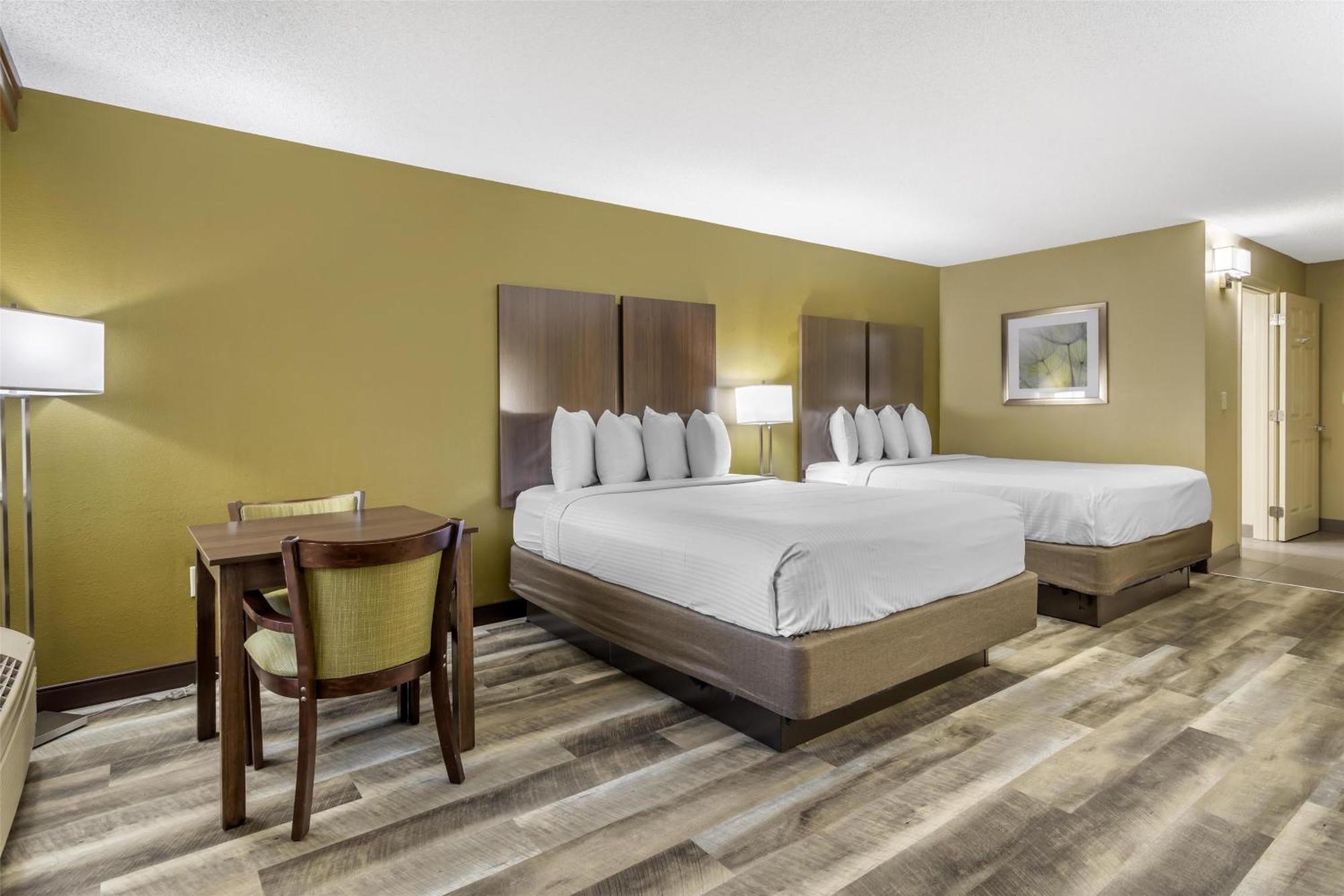 Queen Room Bath Tub Mobility Accessible or Non-Smoking
