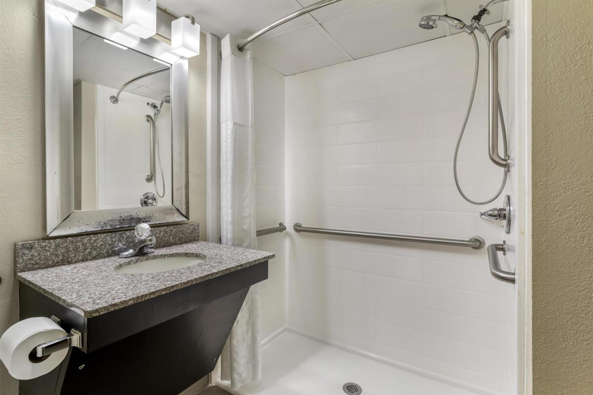 Queen Room Bath Tub Mobility Accessible or Non-Smoking