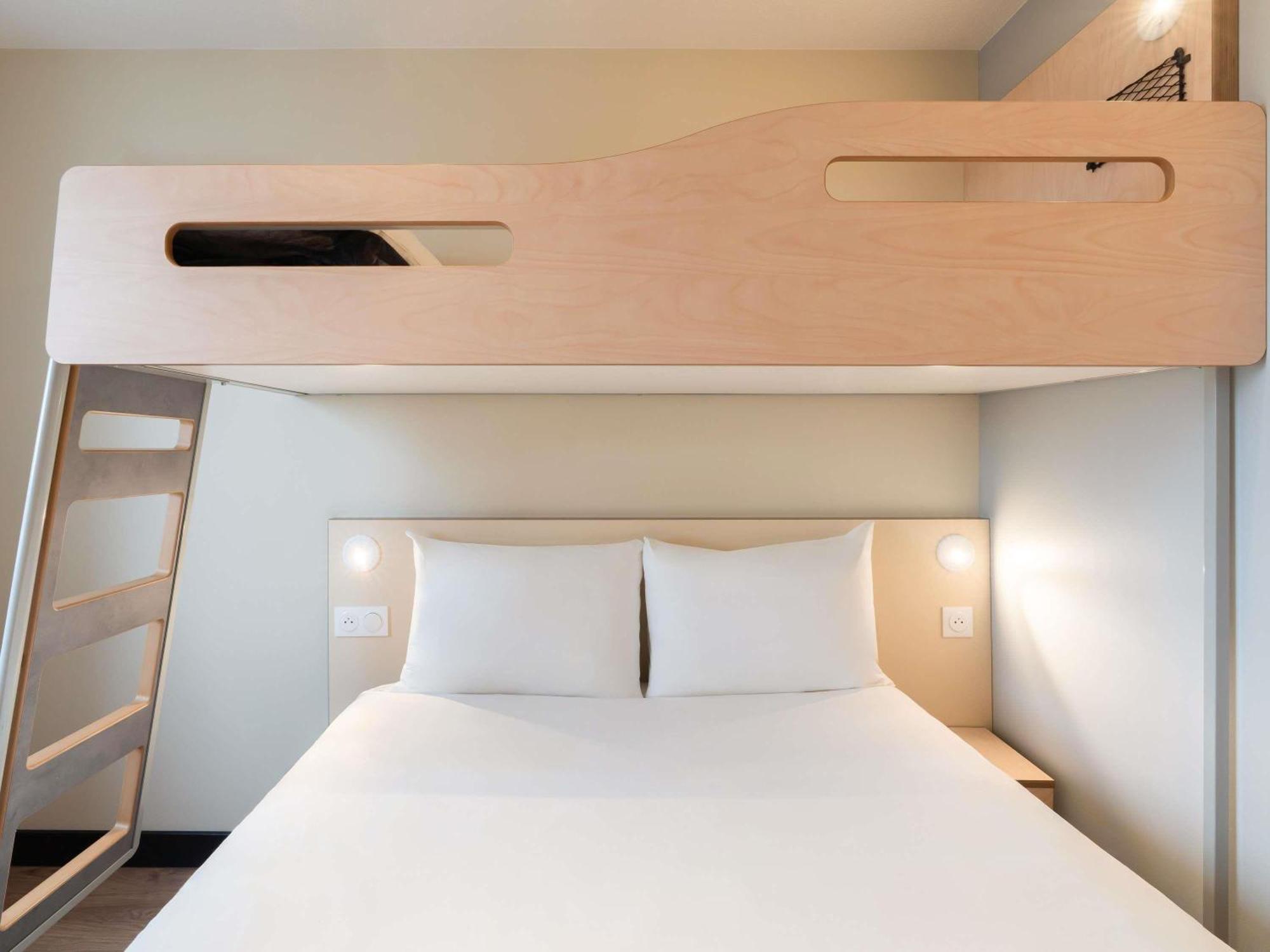 Room One Queen Bed One Bunk Bed,1743027569:JPEG
