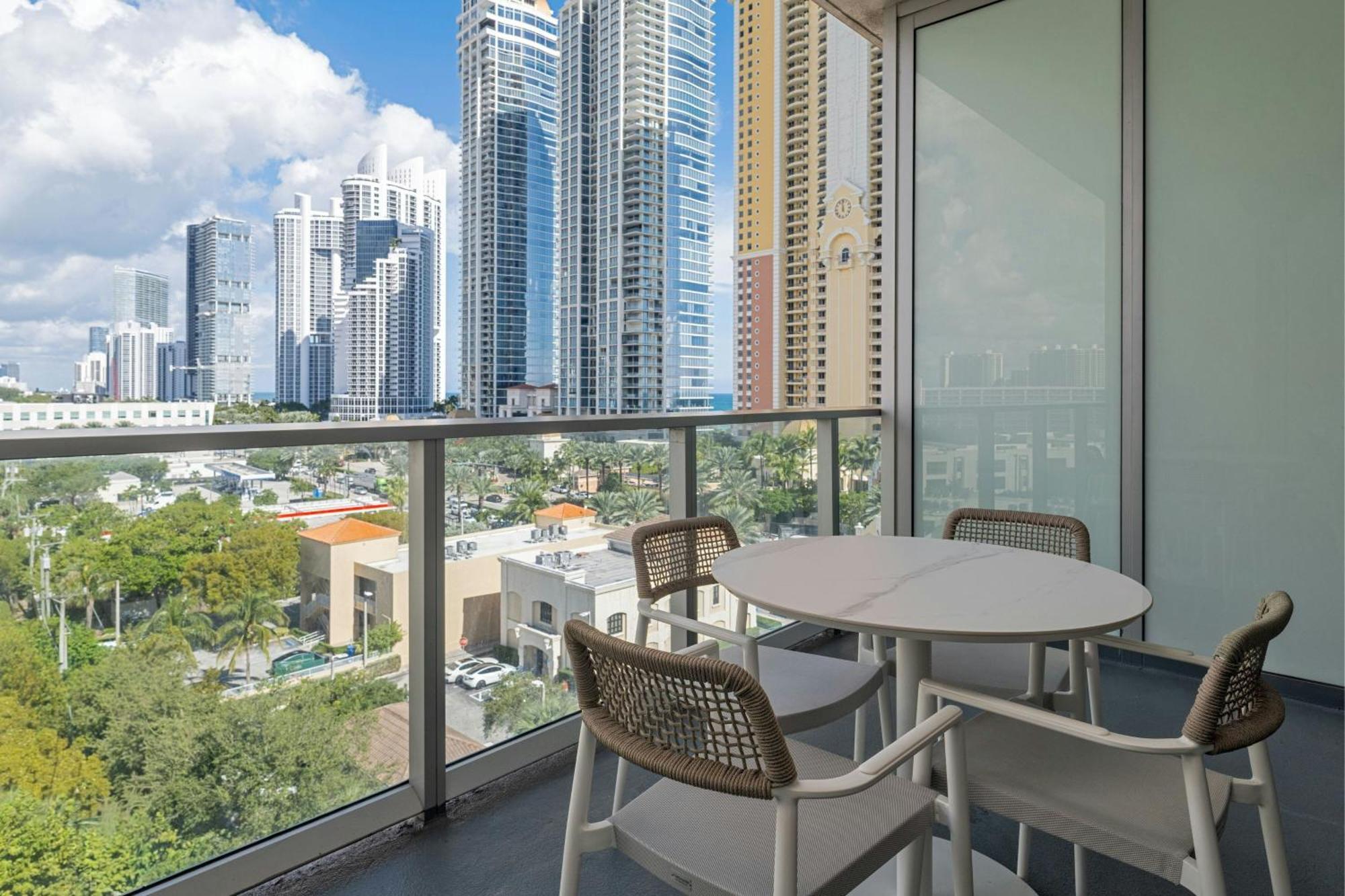 Studio 2 Queens Balcony
