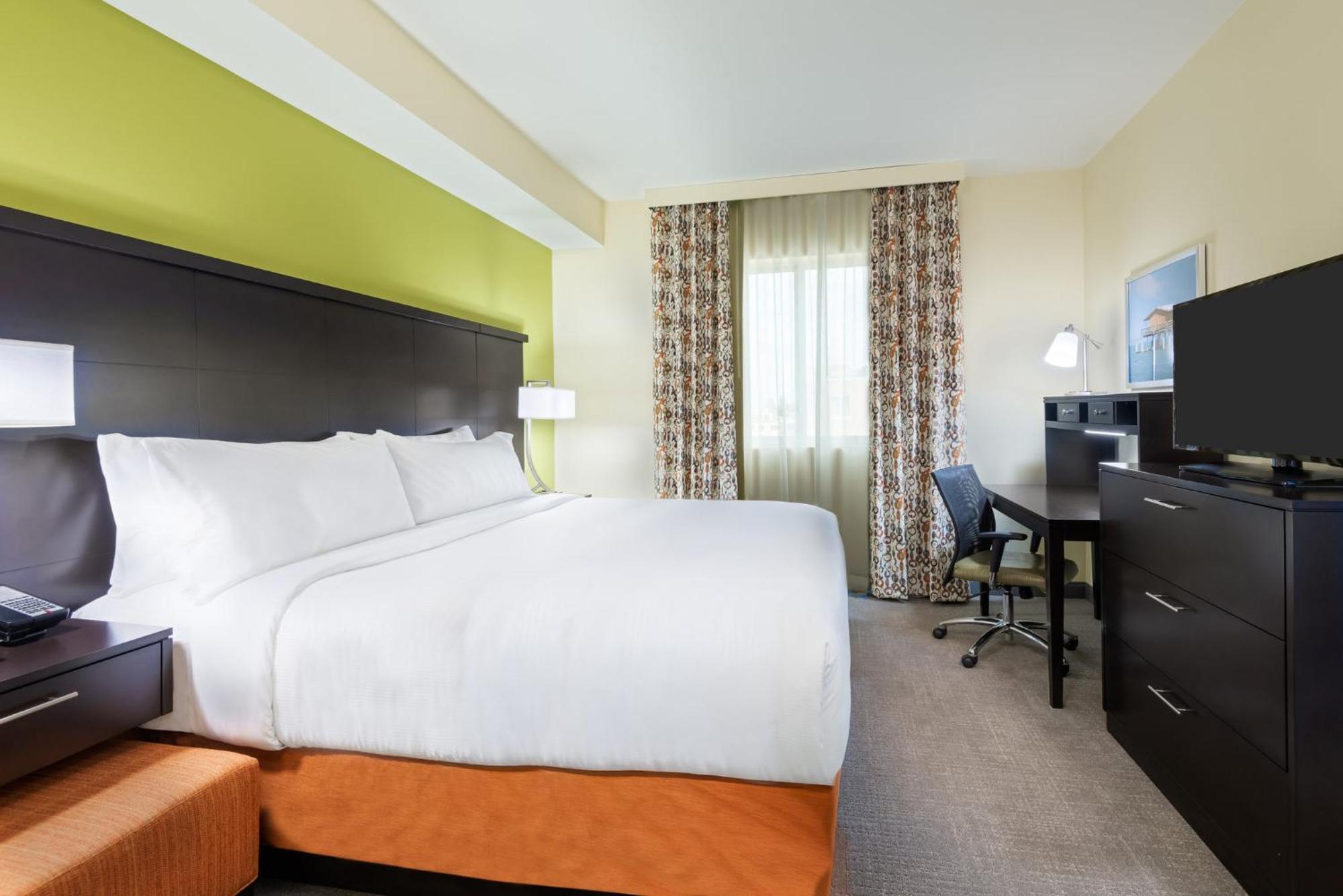 Two-Bedroom Suite One Queen Bed Two Double Beds Non-Smoking