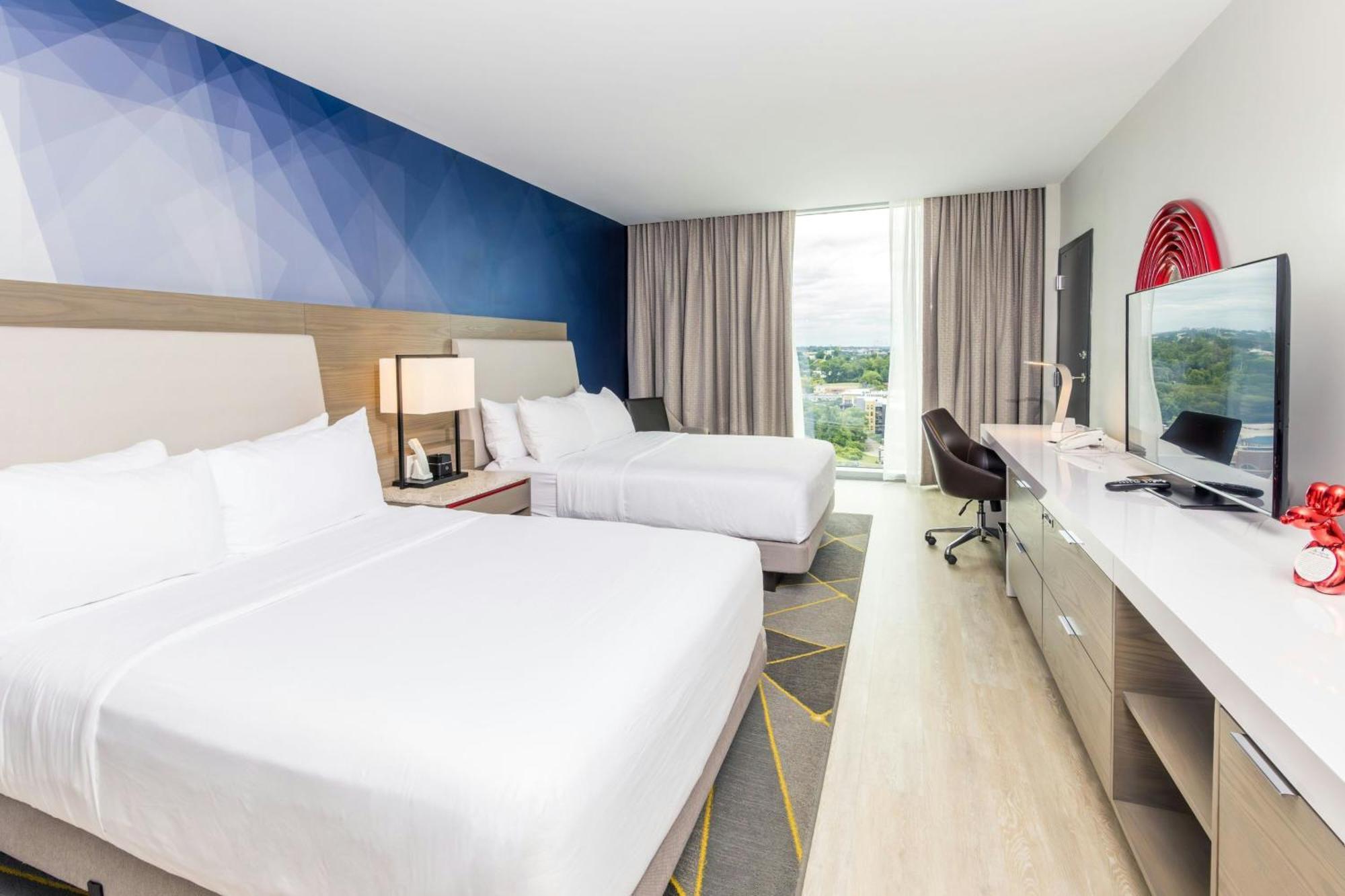 Queen Room with City View