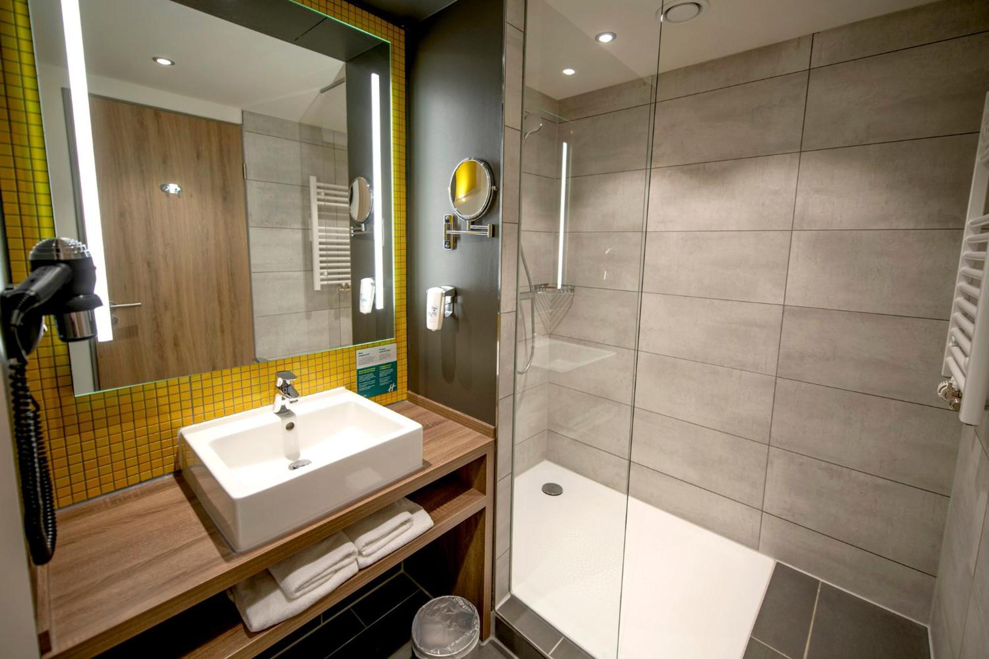 Double Room Mobility Access Roll Shower