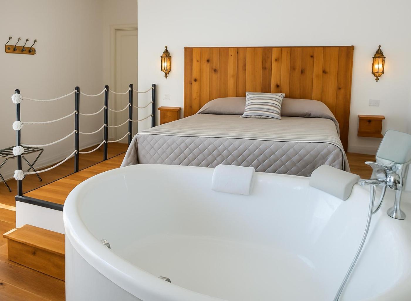 Suite Bathtub