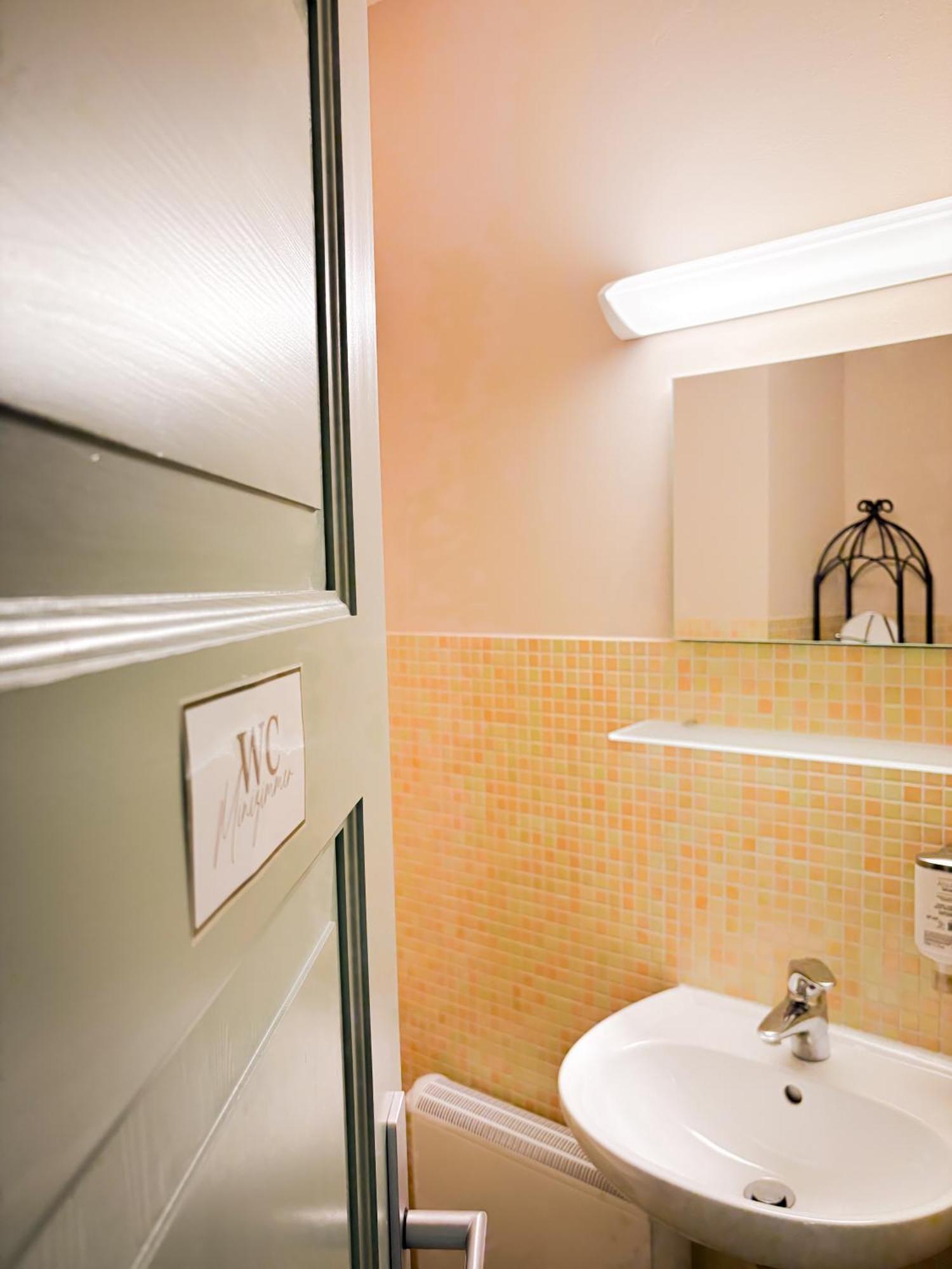 Small Single Room shared toilet no shower