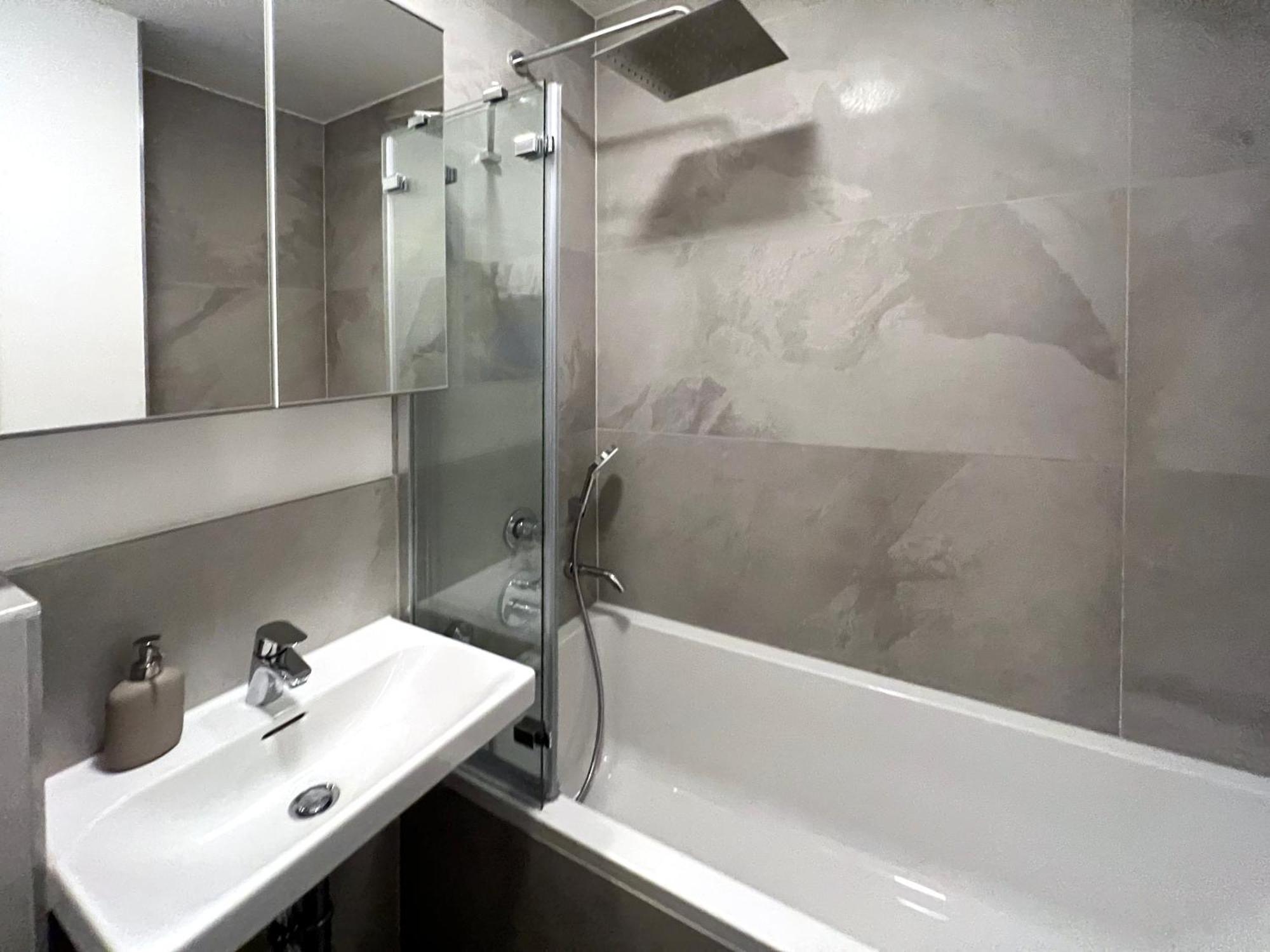 3-Zimmer Supreme Apartment mit 2 Schlafzimmern 1 Wohnzimmer und Terrasse oder Galerie