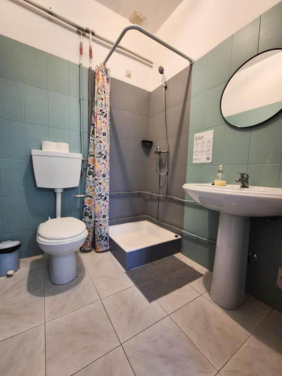 Quadruple Room Bathroom,1747177664:JPEG