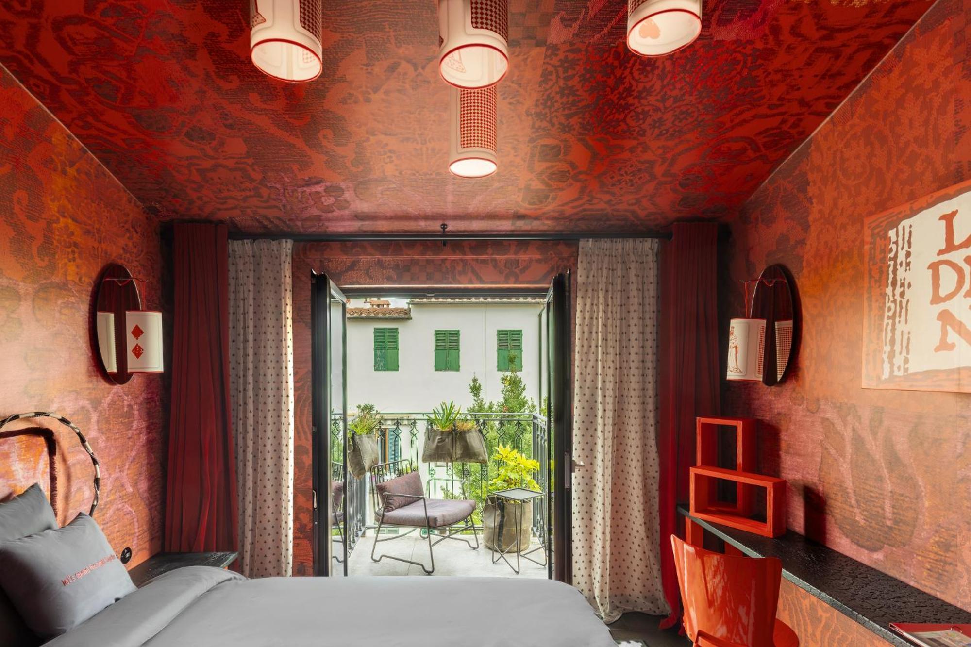 Medium Rosso Balcony