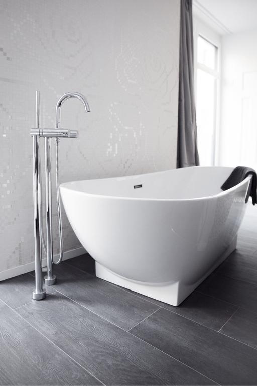 Deluxe Double Room Bath,174434979:JPEG