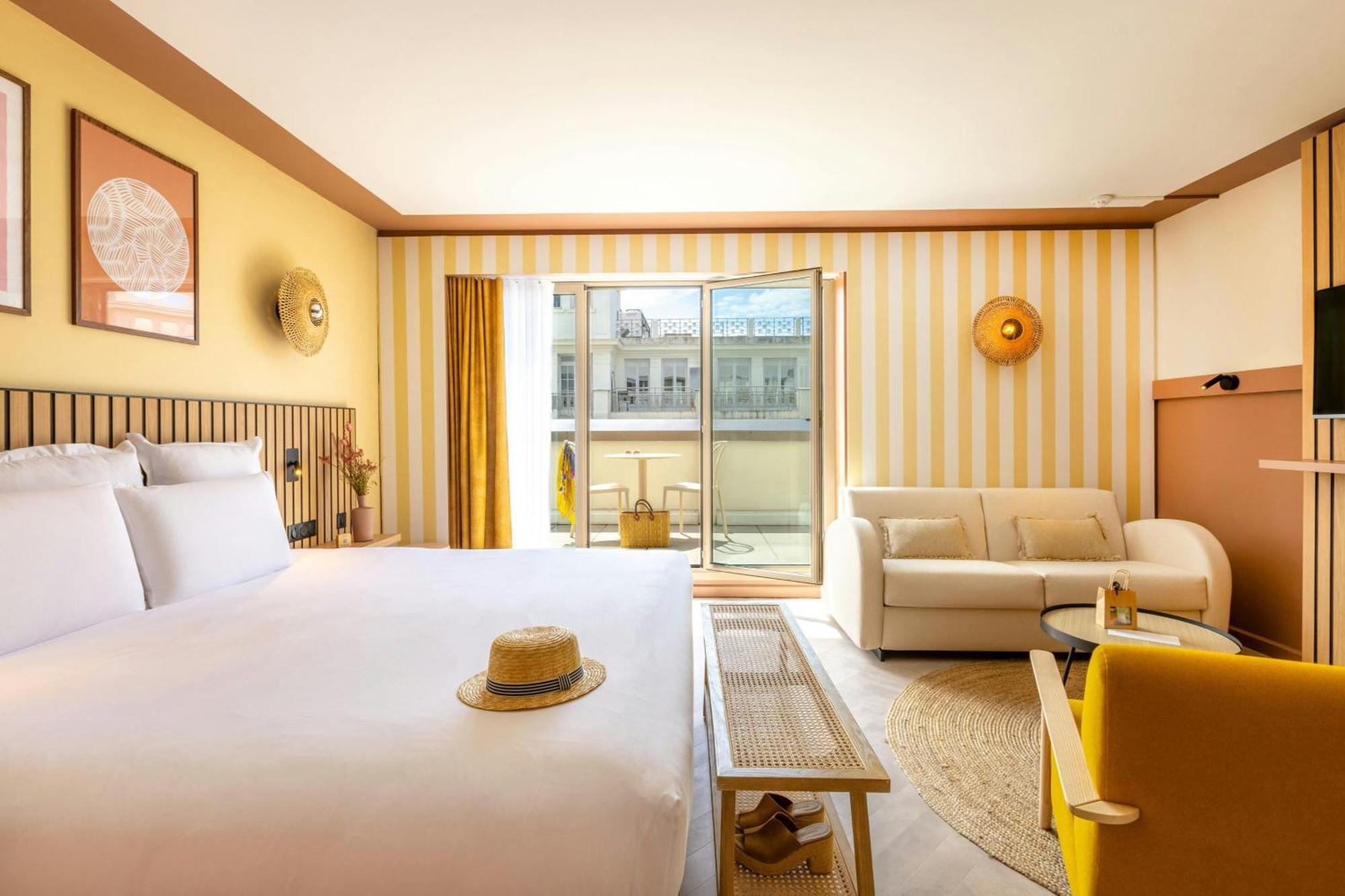Junior King Suite Sofa Bed Terrace Notre Dame View,1746812934:JPEG