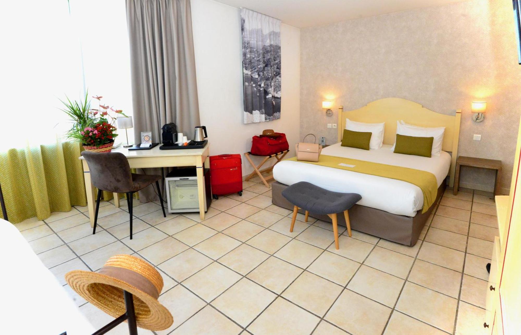 Family Queen Room Single Bed