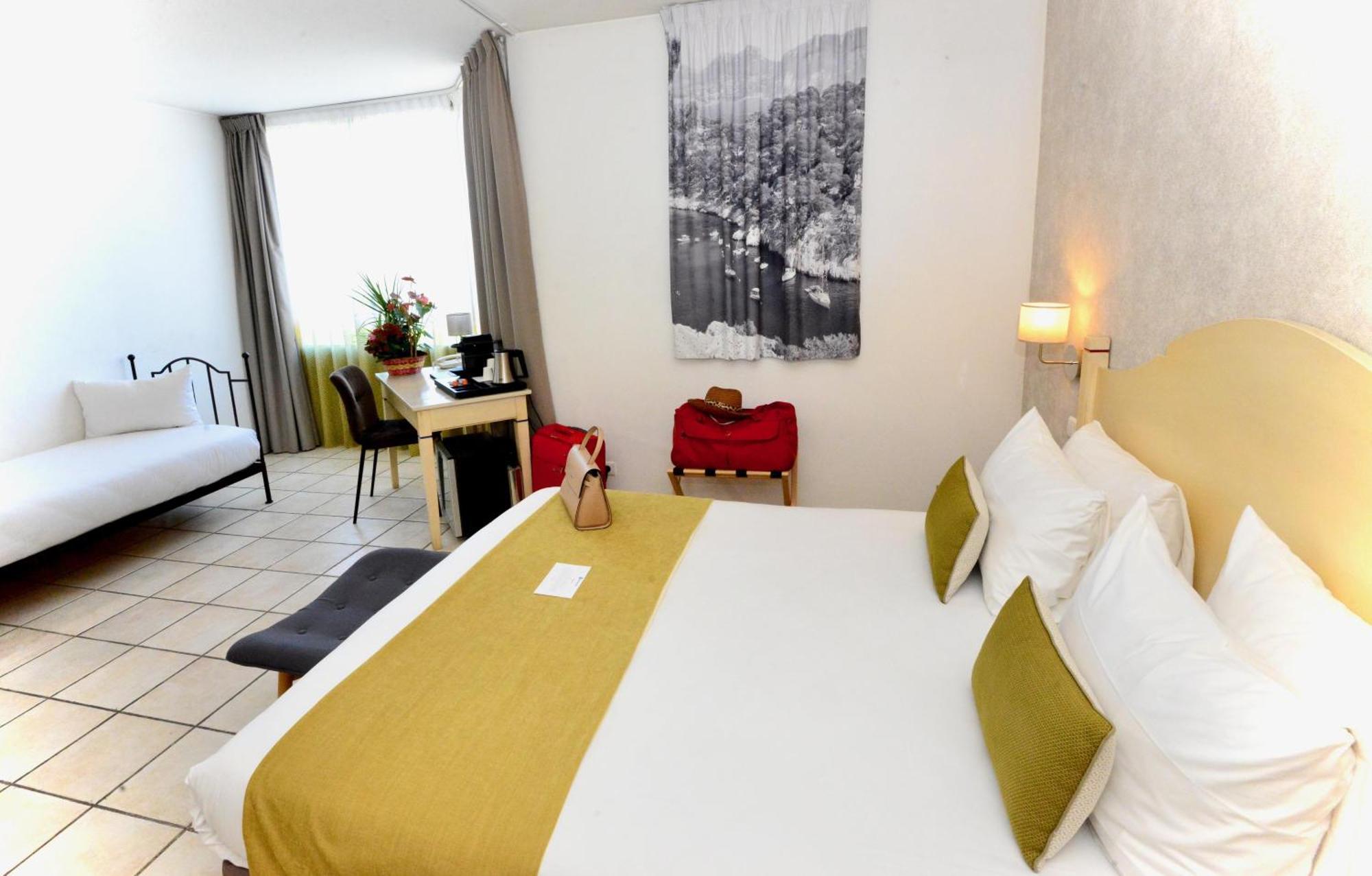 Family Queen Room Single Bed