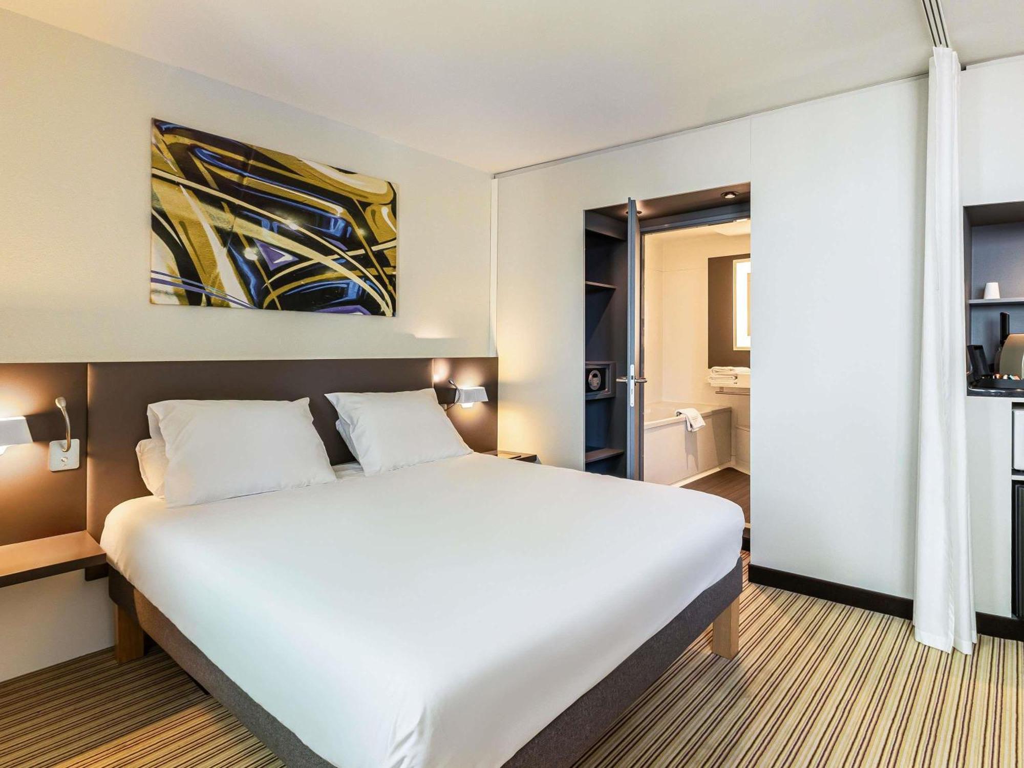 Queen-Size Bed Suite Single Bed