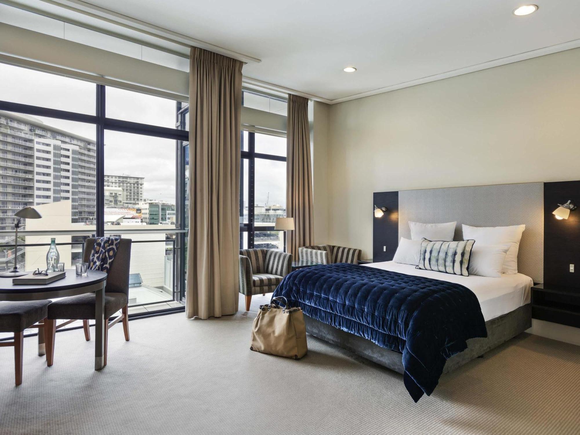 Queen Studio Suite City View