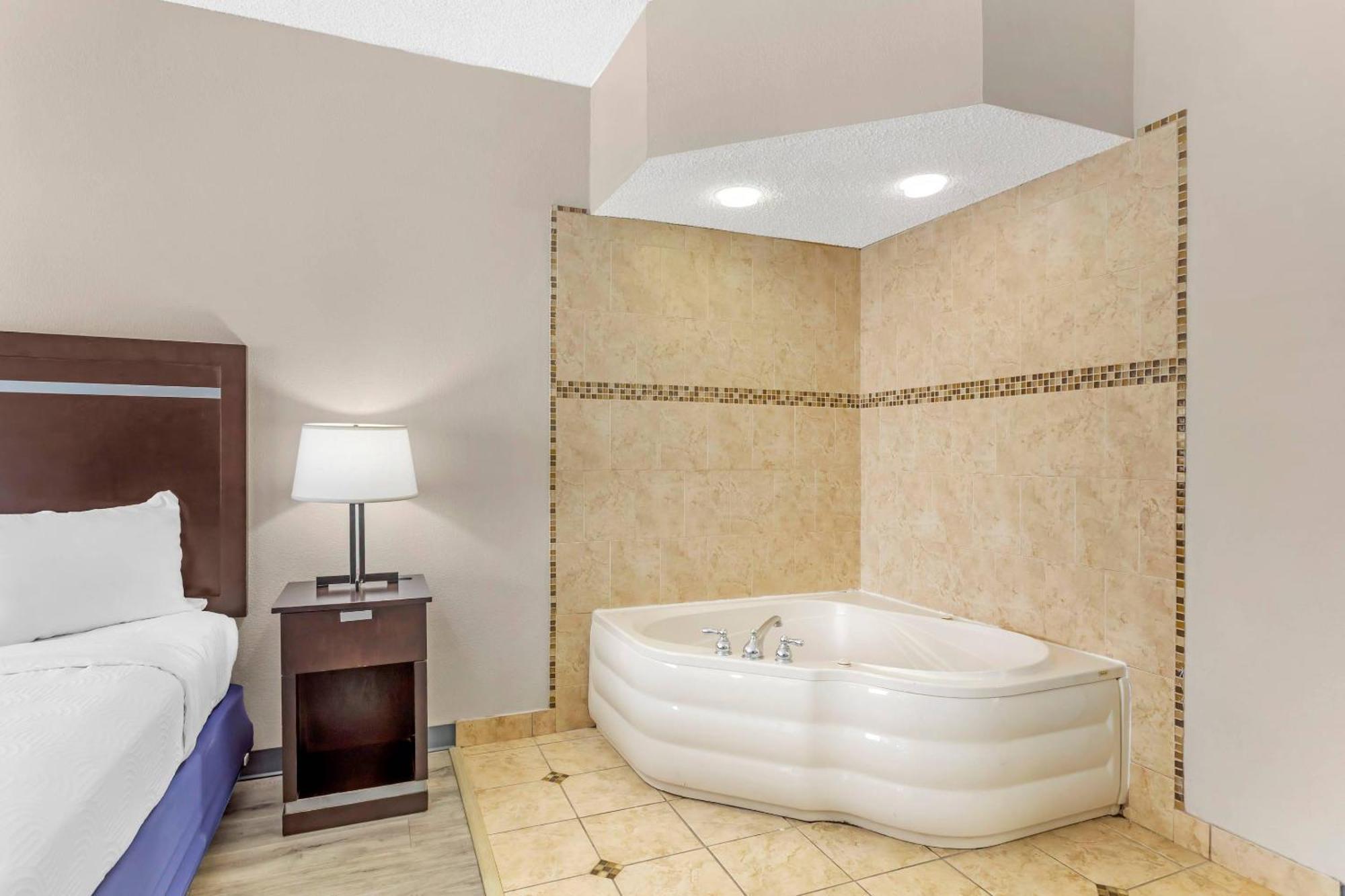 King Suite Whirlpool Non-Smoking