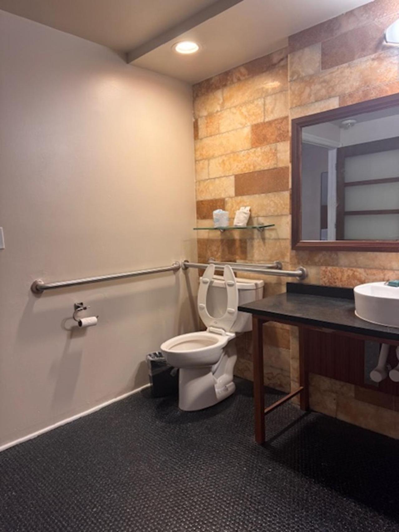 Queen Room Two Queen Beds Tub Mobility Hearing Access