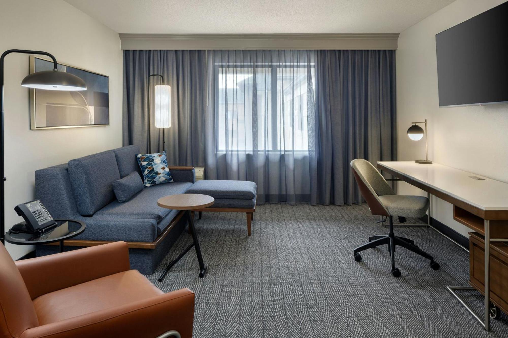 One-Bedroom Queen Suite Two Queen Beds Sofa Bed