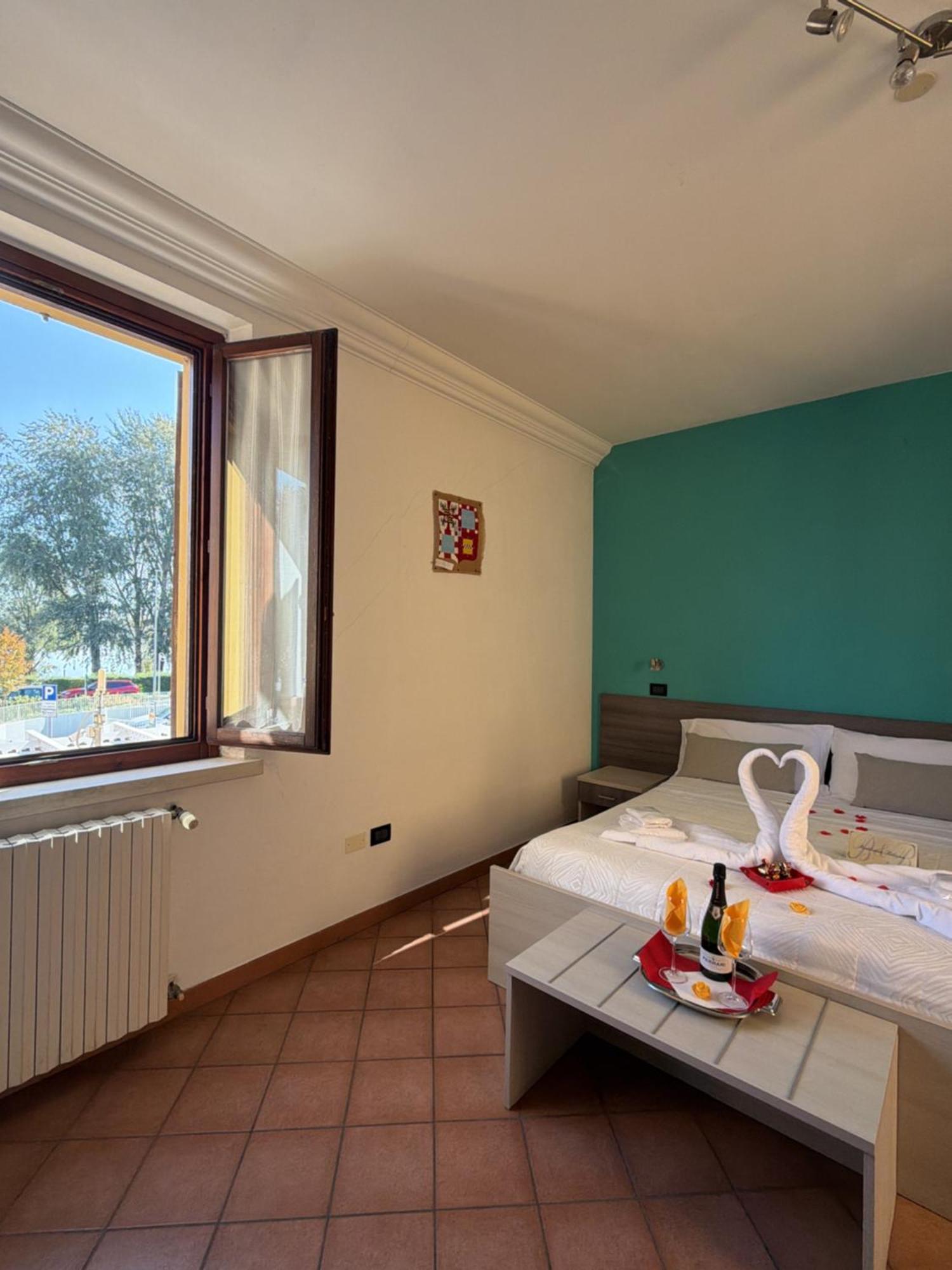 Deluxe Double or Twin Room Lake View