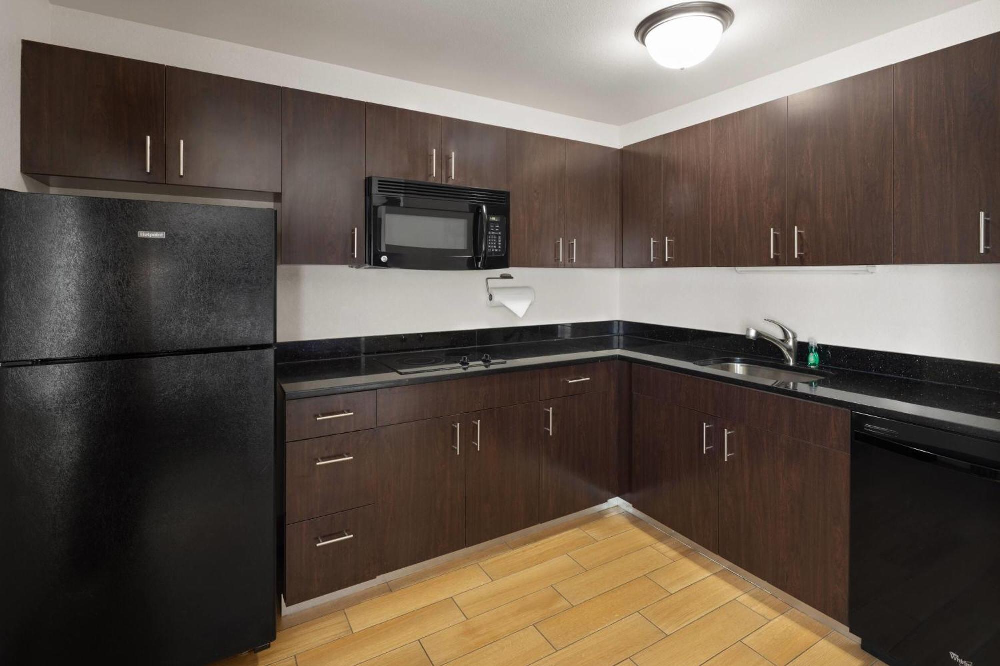 Deluxe King Room with Kitchenette - Non-Smoking