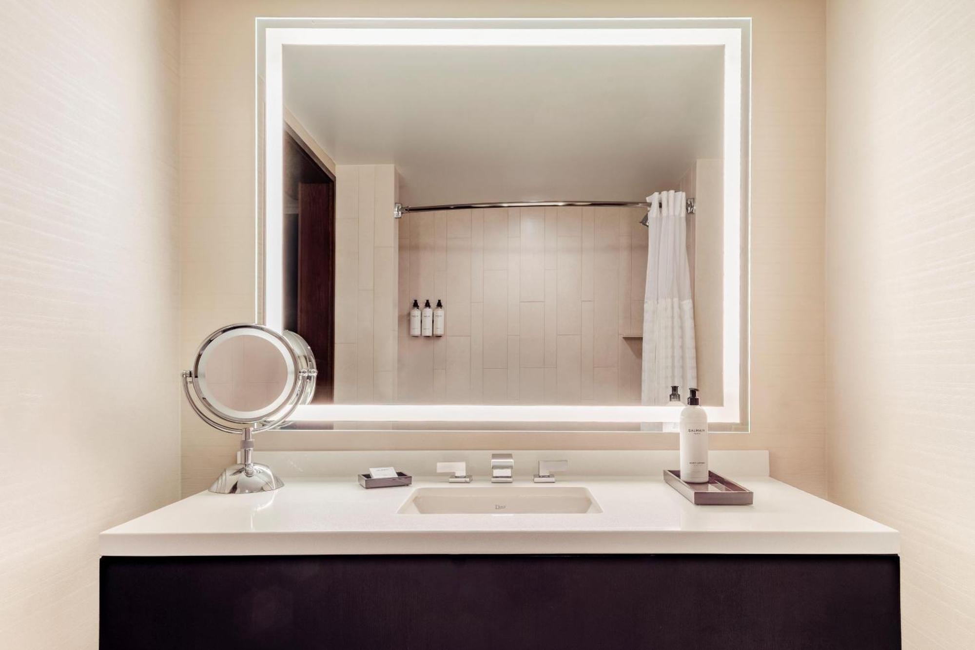 King Room with Accessible Shower - Disability Access,698171658:JPEG