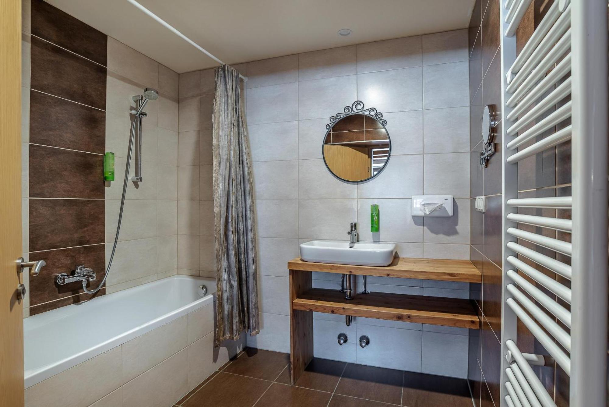 Triple Room Bath