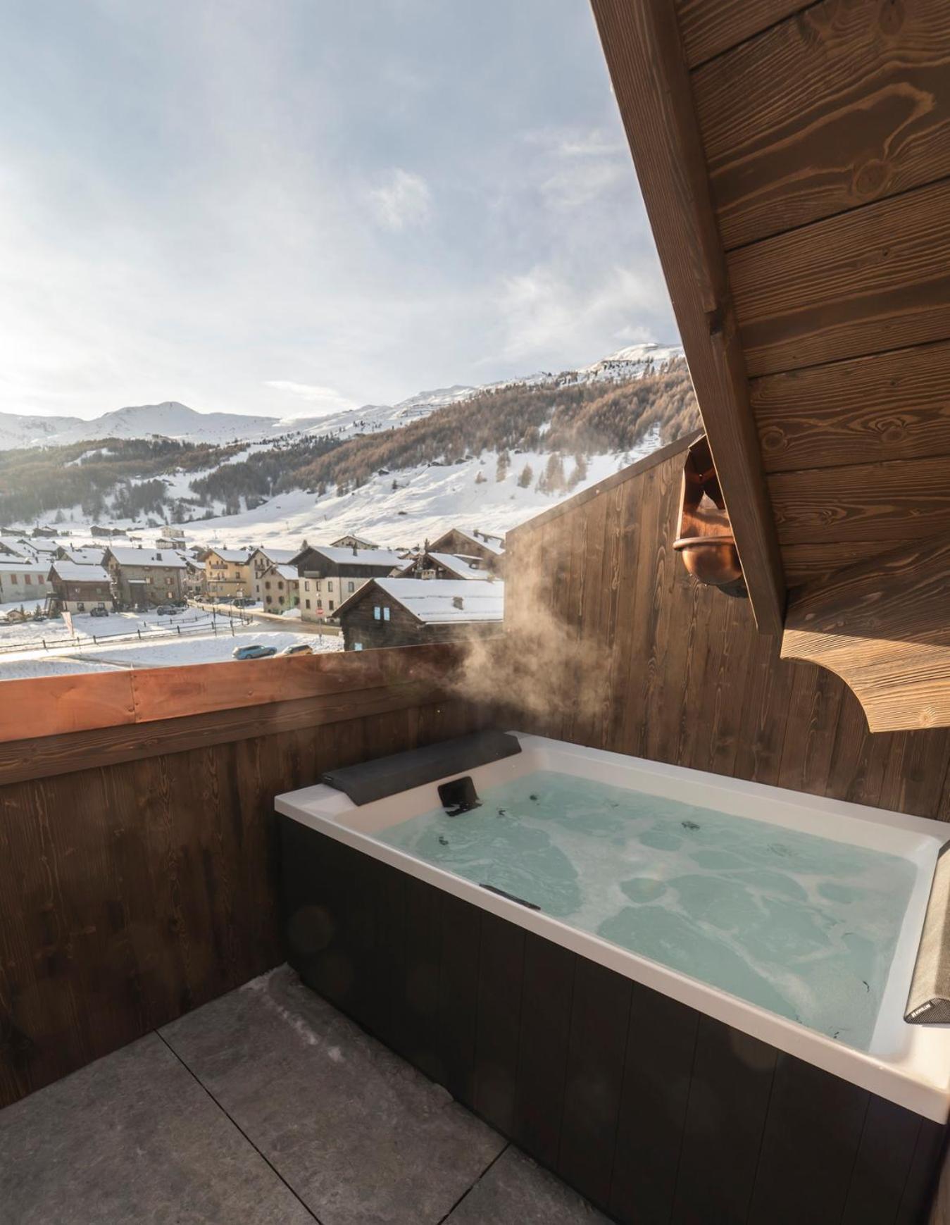 Suite Outdoor Hot Tub
