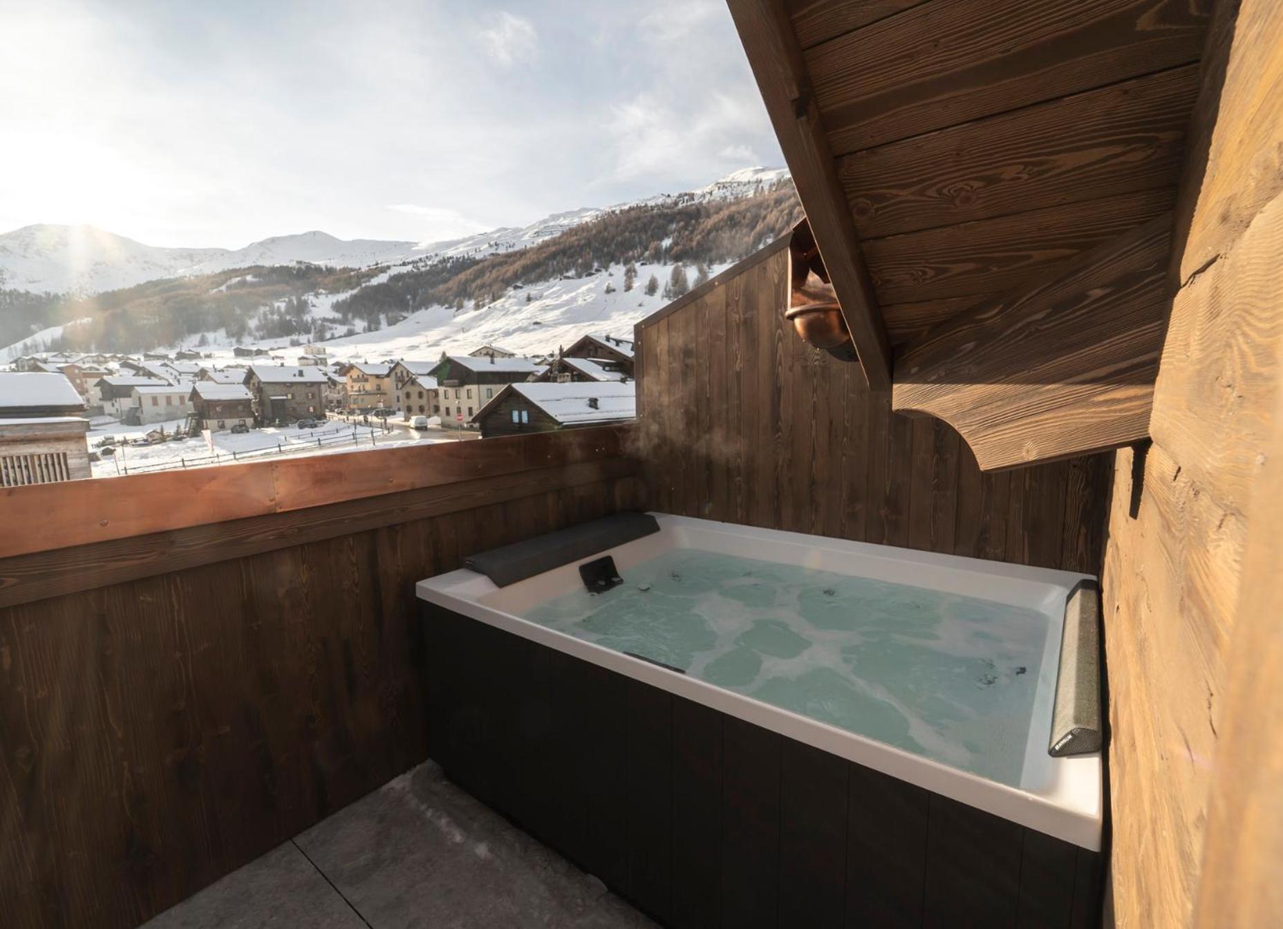 Suite Outdoor Hot Tub
