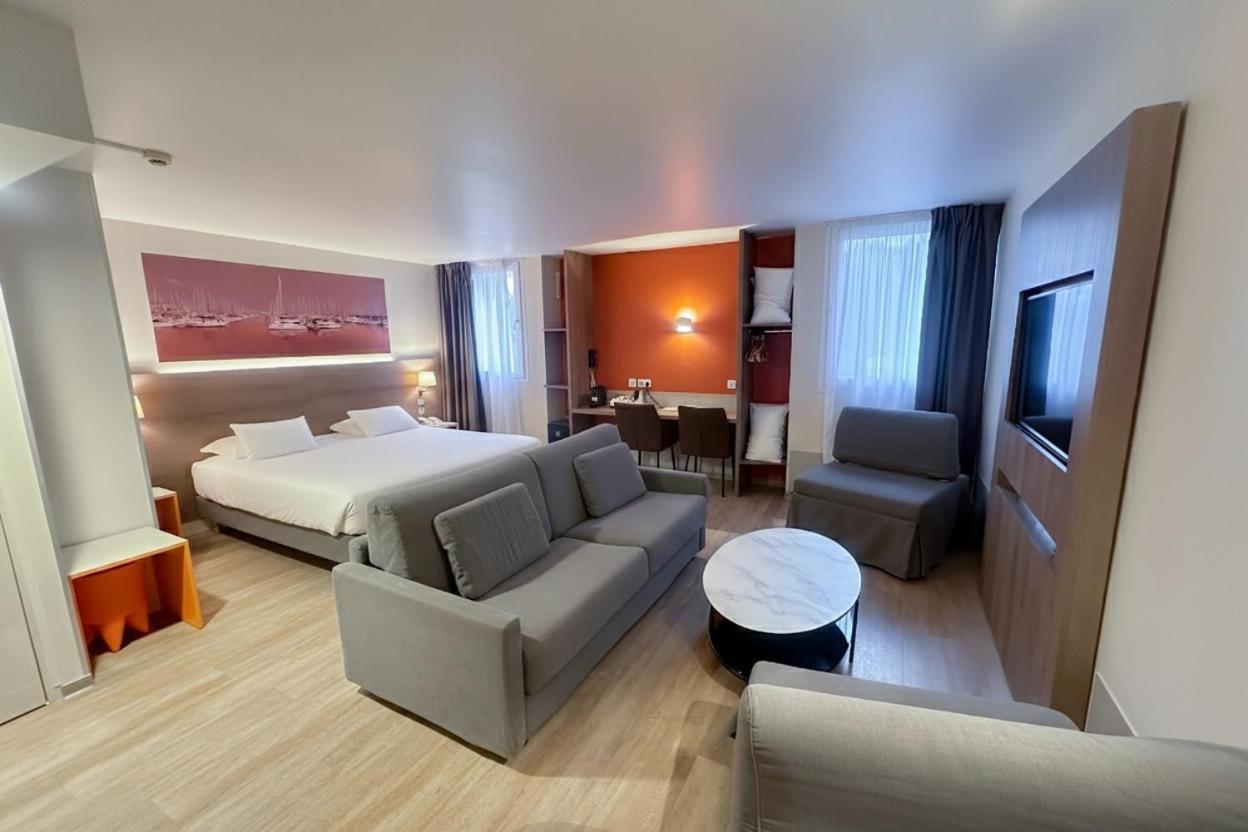 Junior King Suite Sofa Bed Pool View Non-Smoking
