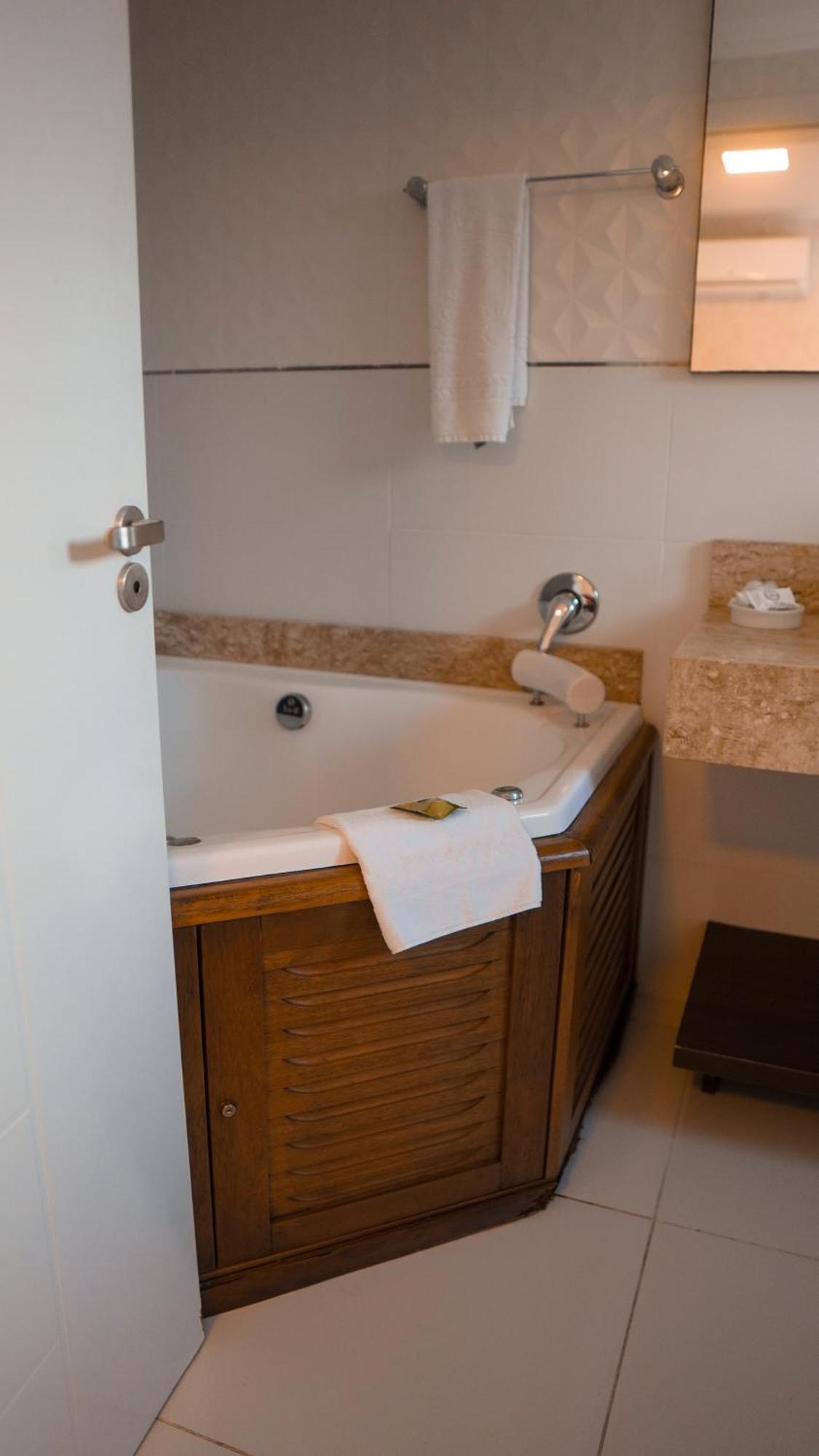 Luxury Suite Spa Bath,1746988424:JPEG