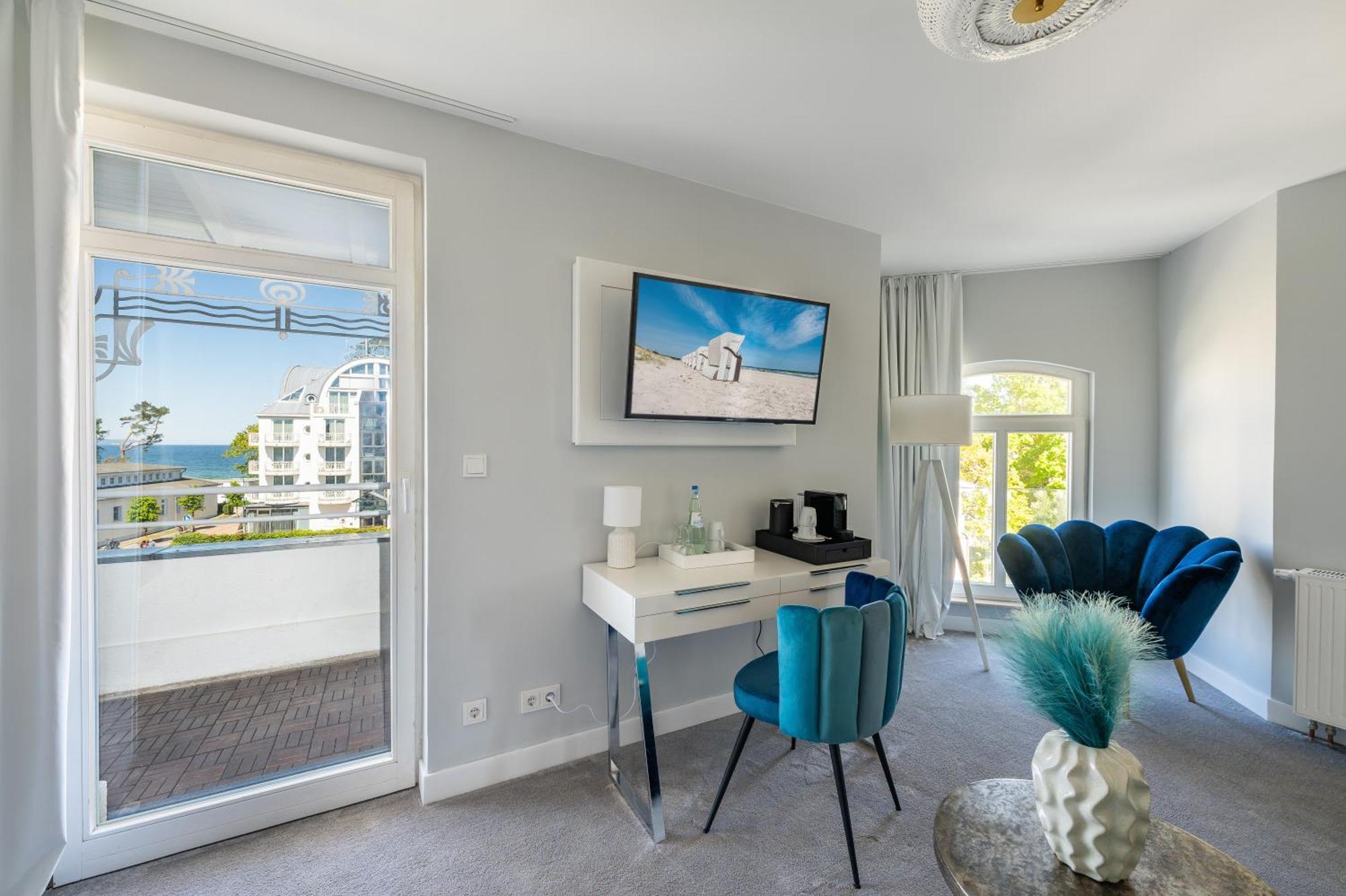 Deluxe family suite balcony sea view