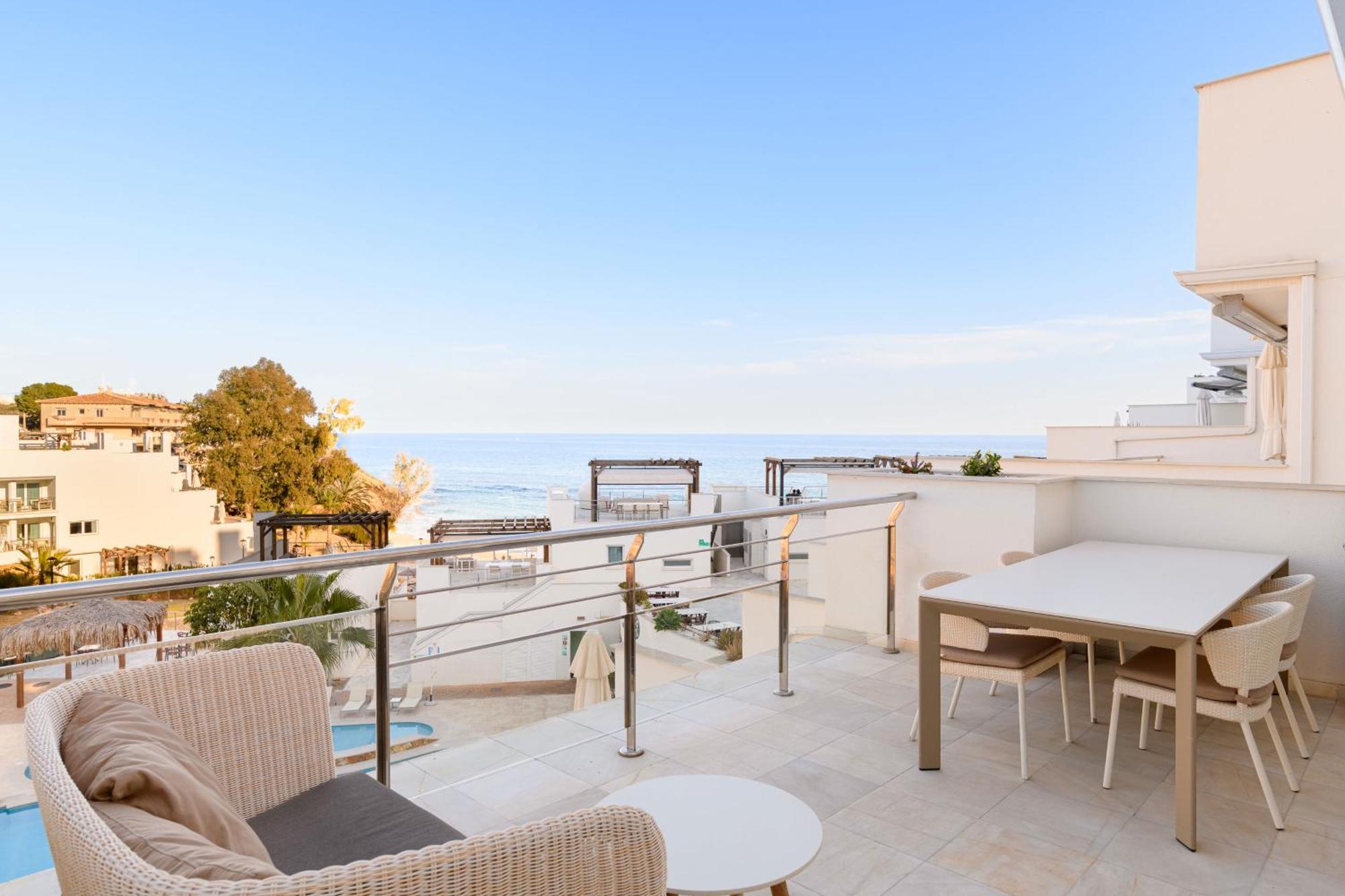 Deluxe One-Bedroom Apartment Balcony or Terrace