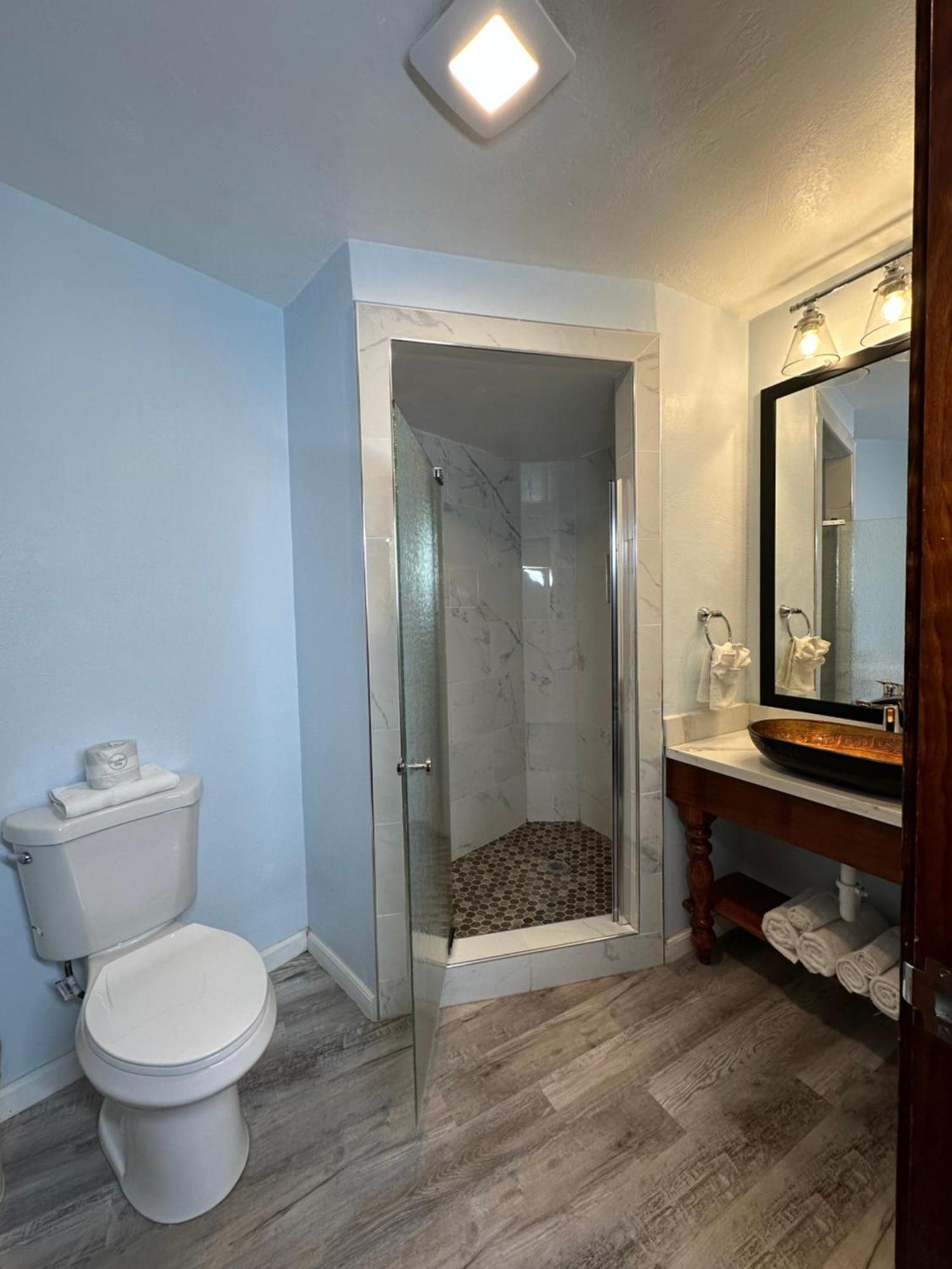 Queen Room,1747125319:JPEG