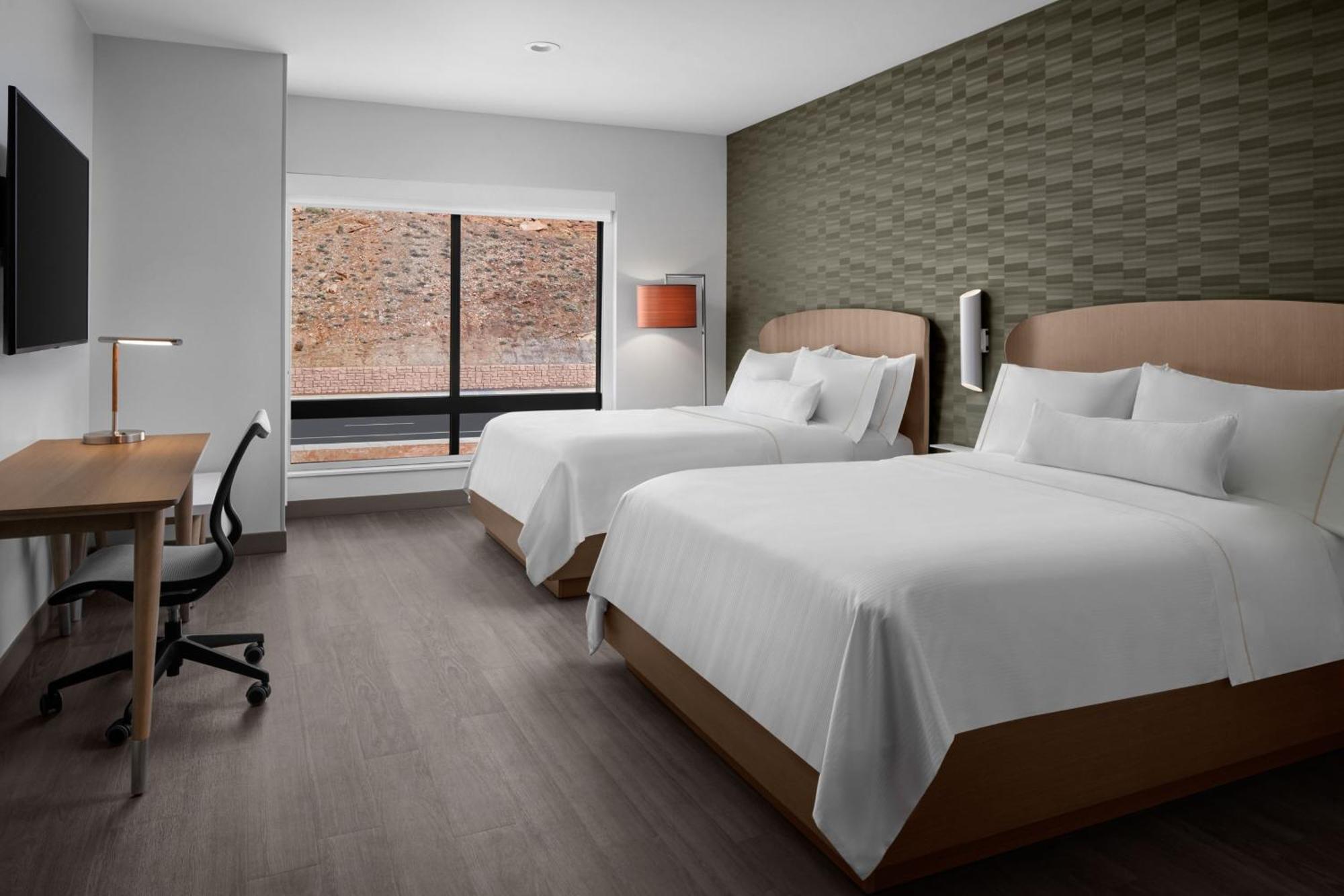 Studio Two Queen Beds Sofa nad Mountain View