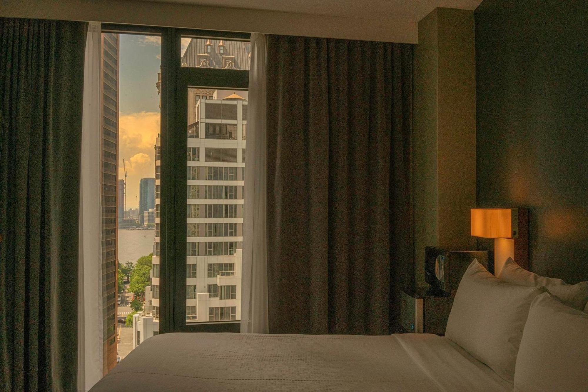 Superior King Room City River View