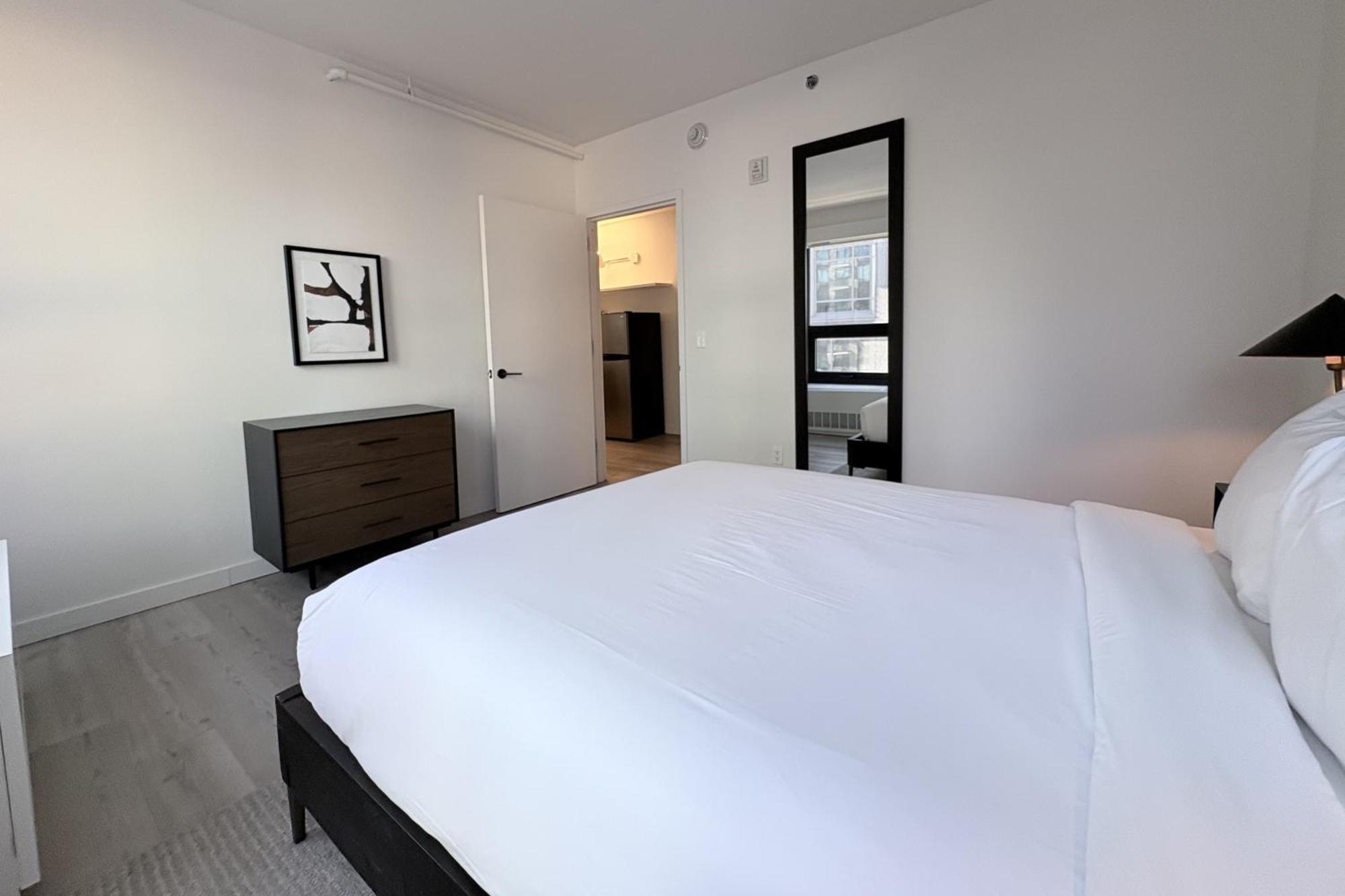 1 Bedroom Apartment, 1 Queen Bed,1747219951:JPEG