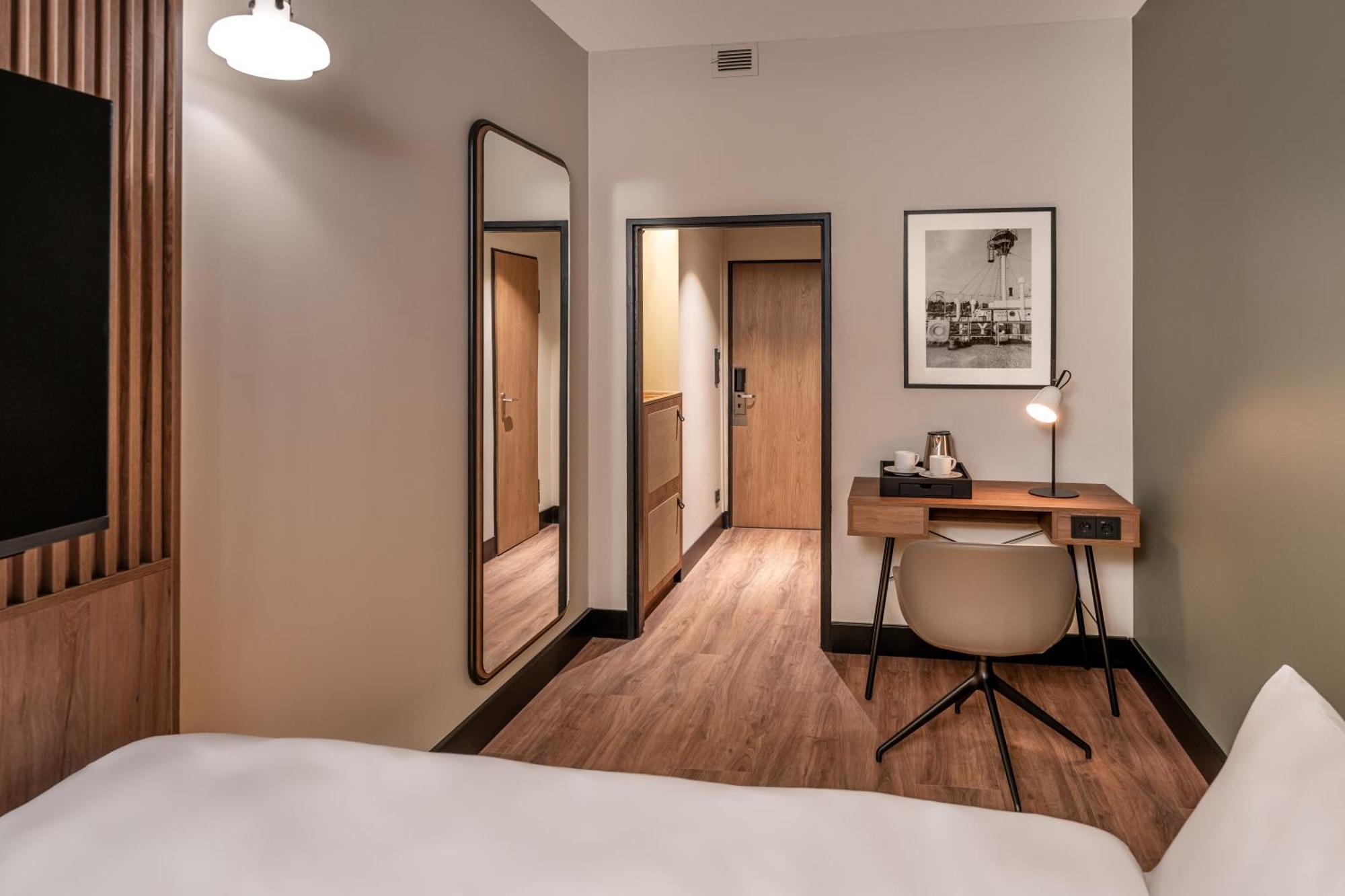 Standard Room 1 Queen Bed