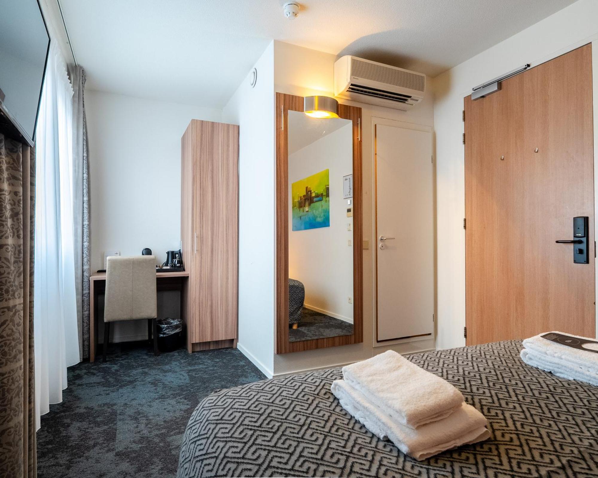 Standard Queen Room