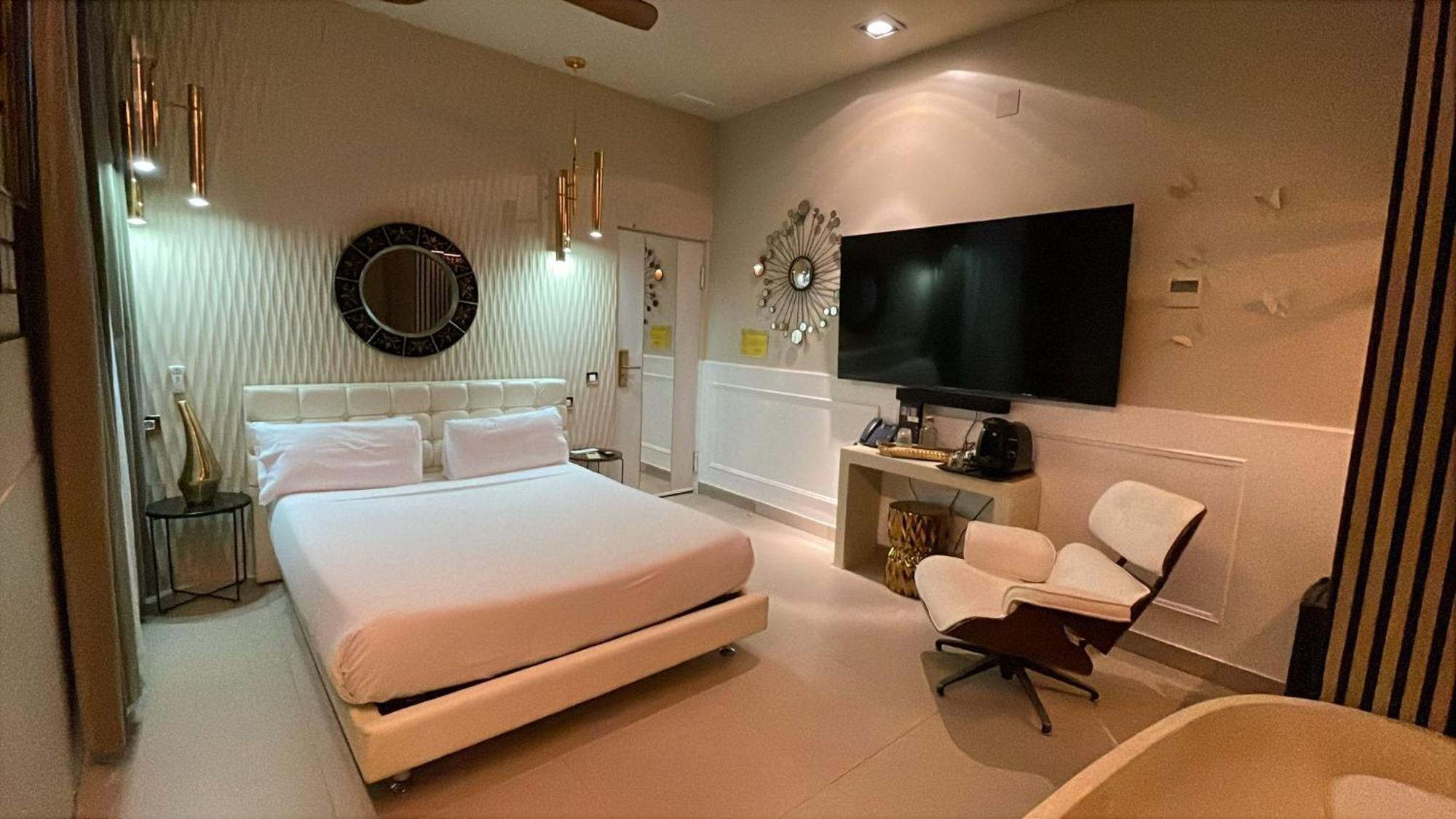 Deluxe Double Room Bath
