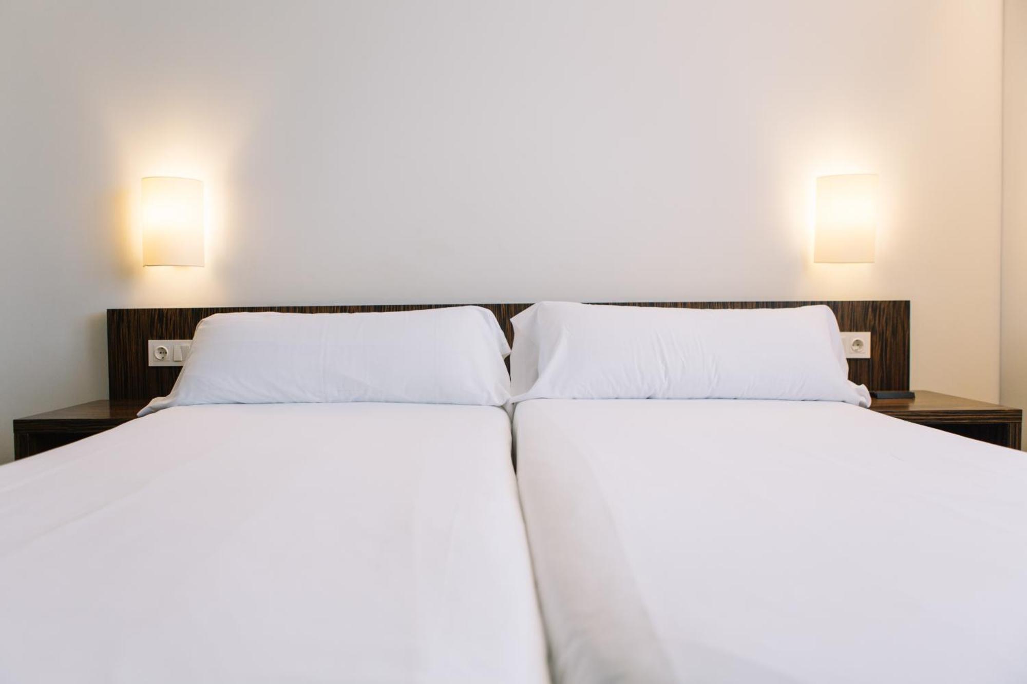 2 Single Beds,1756408453:JPEG